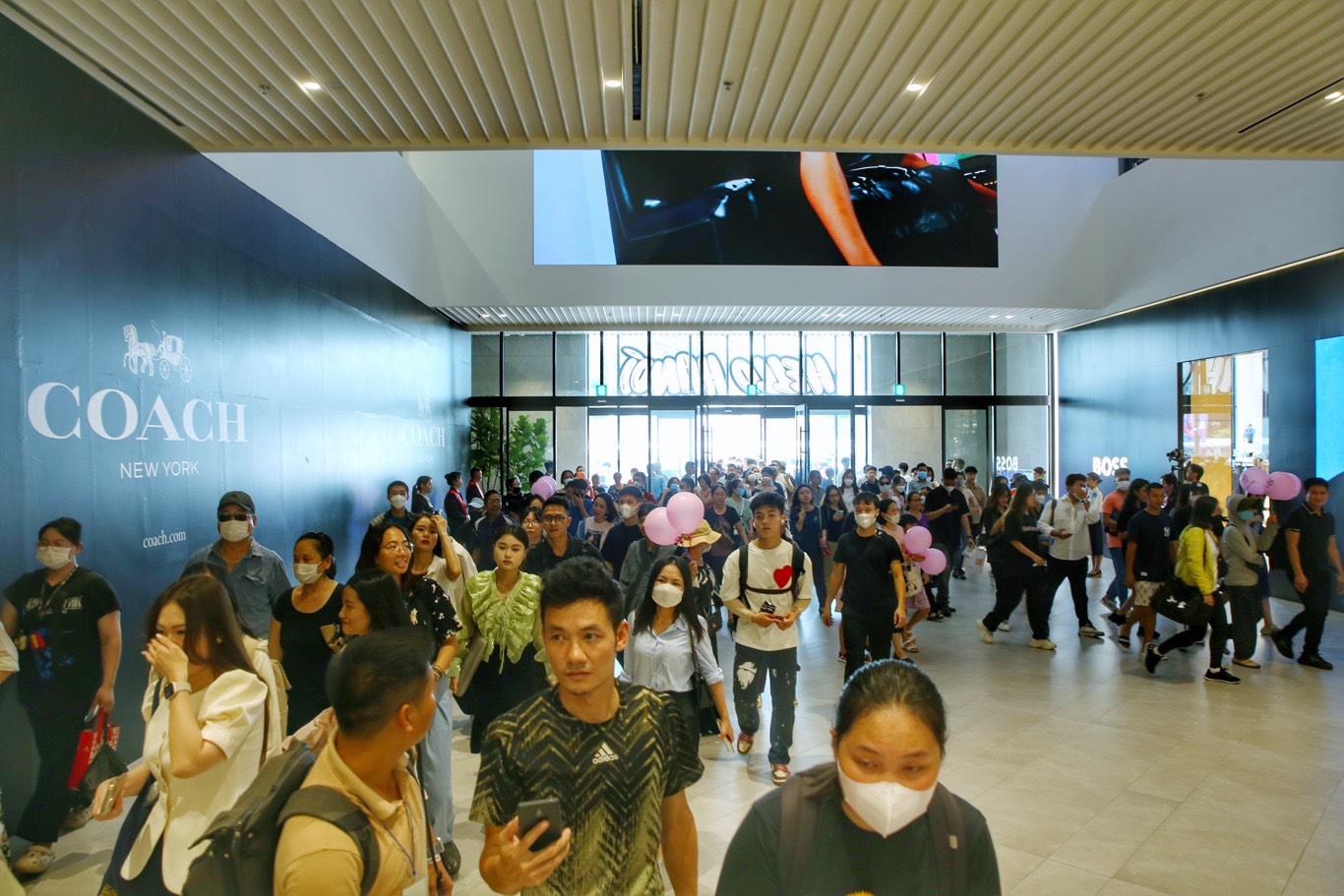 Lotte Mall West Lake Hà Nội đón hàng nghìn lượt khách trong ngày đầu khai trương chính thức - ảnh 5