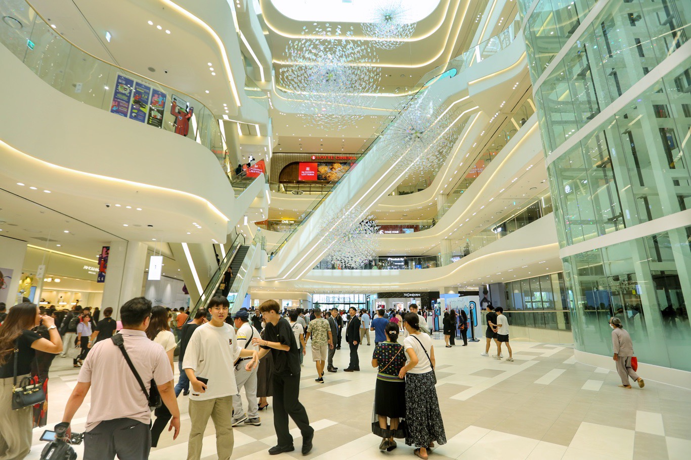 Lotte Mall West Lake Hà Nội đón hàng nghìn lượt khách trong ngày đầu khai trương chính thức - ảnh 6