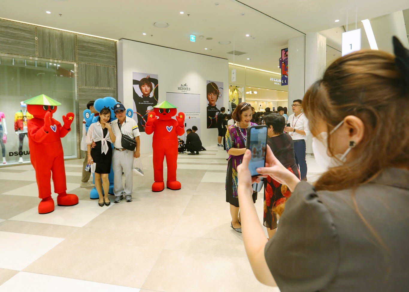 Lotte Mall West Lake Hà Nội đón hàng nghìn lượt khách trong ngày đầu khai trương chính thức - ảnh 7