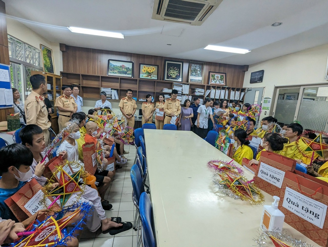Ấm áp Tết Trung thu cho các bệnh nhi tại Bệnh viện Bạch Mai - ảnh 1