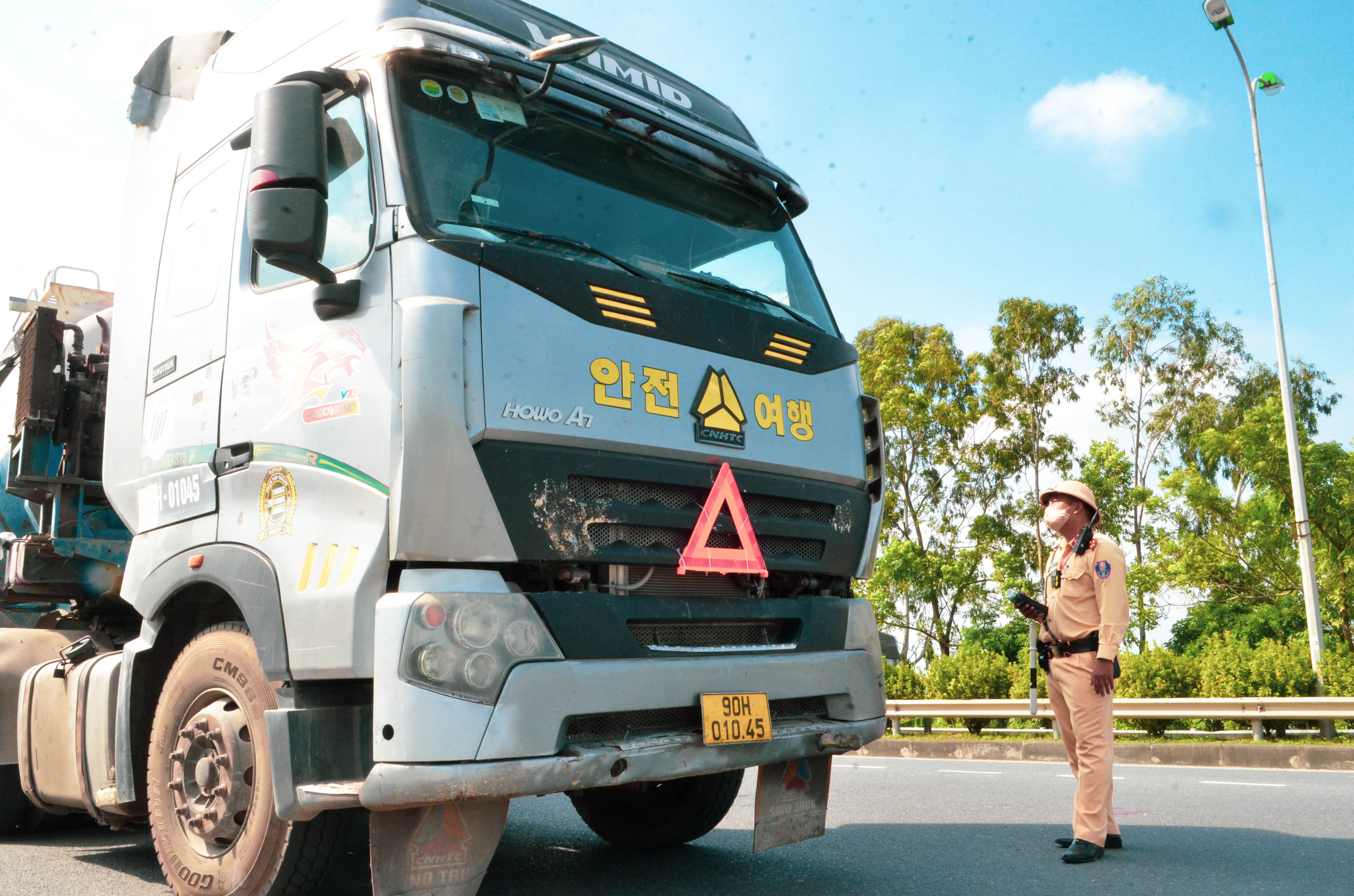 Nâng cao ý thức cho người điều khiển phương tiện tham gia giao thông - ảnh 2
