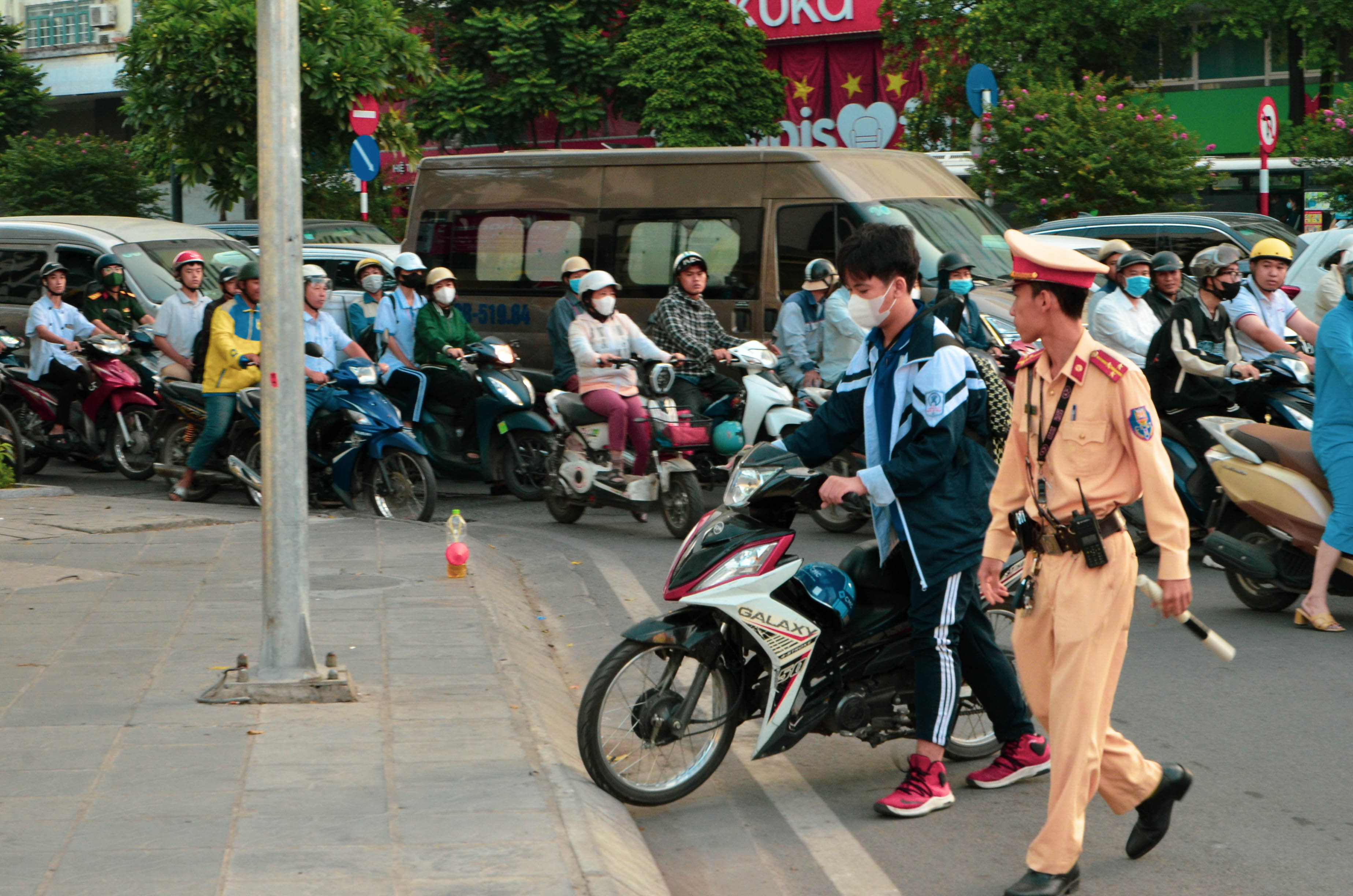 Muôn vàn lý do của học sinh, sinh viên khi “đầu trần” đi xe máy ngoài đường - ảnh 3