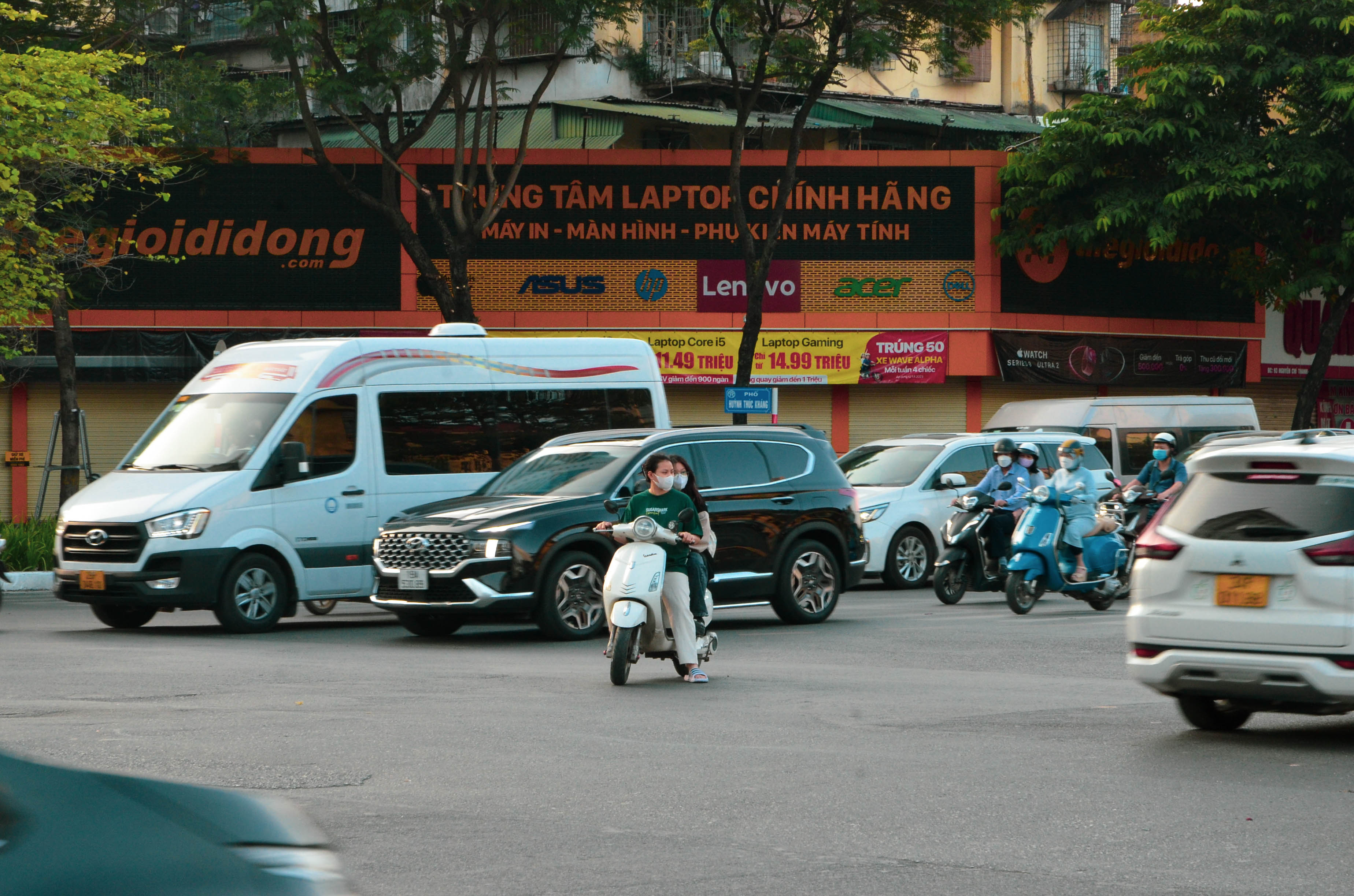 Muôn vàn lý do của học sinh, sinh viên khi “đầu trần” đi xe máy ngoài đường - ảnh 2