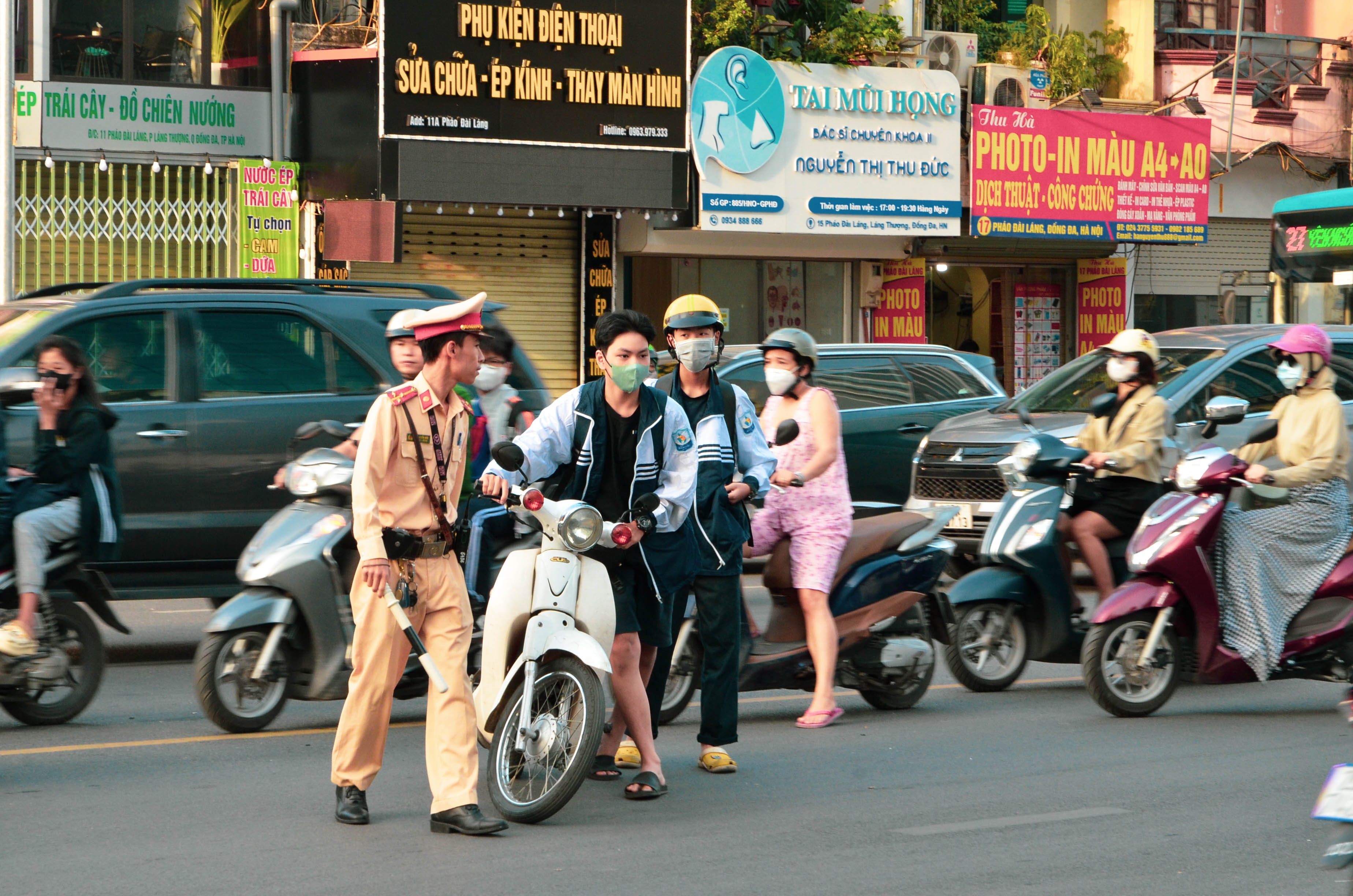 Muôn vàn lý do của học sinh, sinh viên khi “đầu trần” đi xe máy ngoài đường - ảnh 4