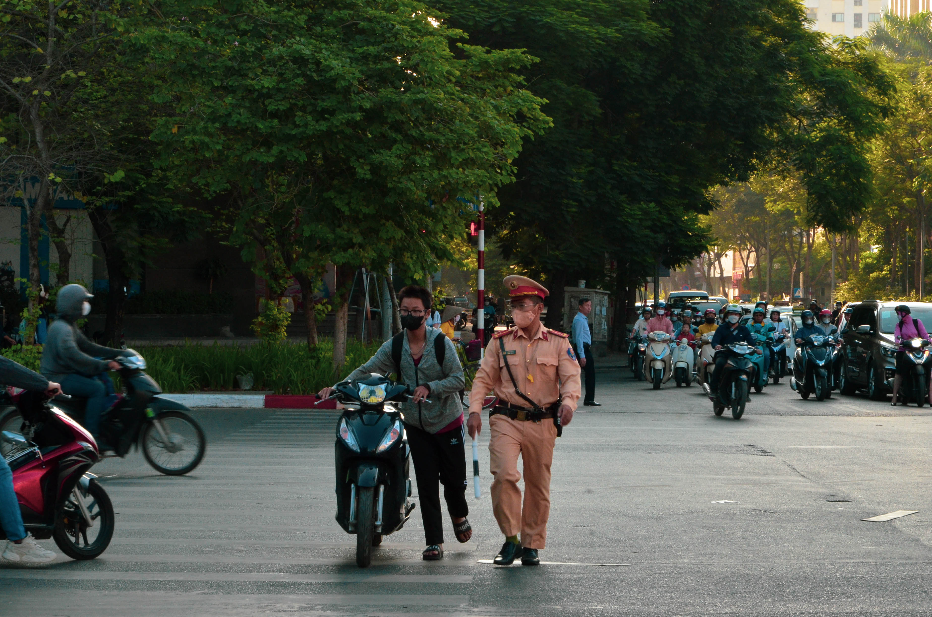 Muôn vàn lý do của học sinh, sinh viên khi “đầu trần” đi xe máy ngoài đường - ảnh 5