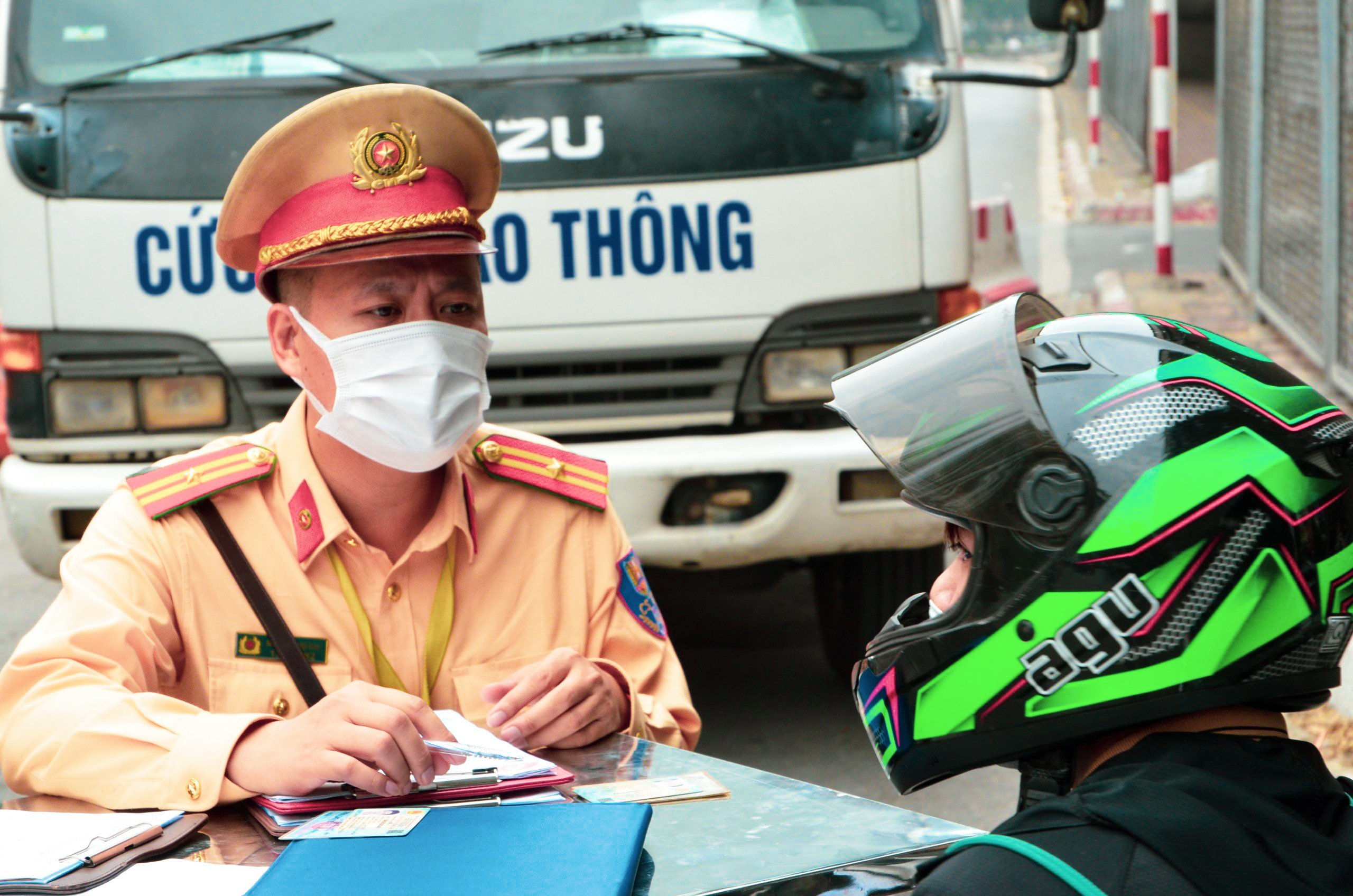 Mặc kệ biển cấm, nhiều xe máy bất chấp nguy hiểm đi vào đường Vành đai 2 trên cao - ảnh 7