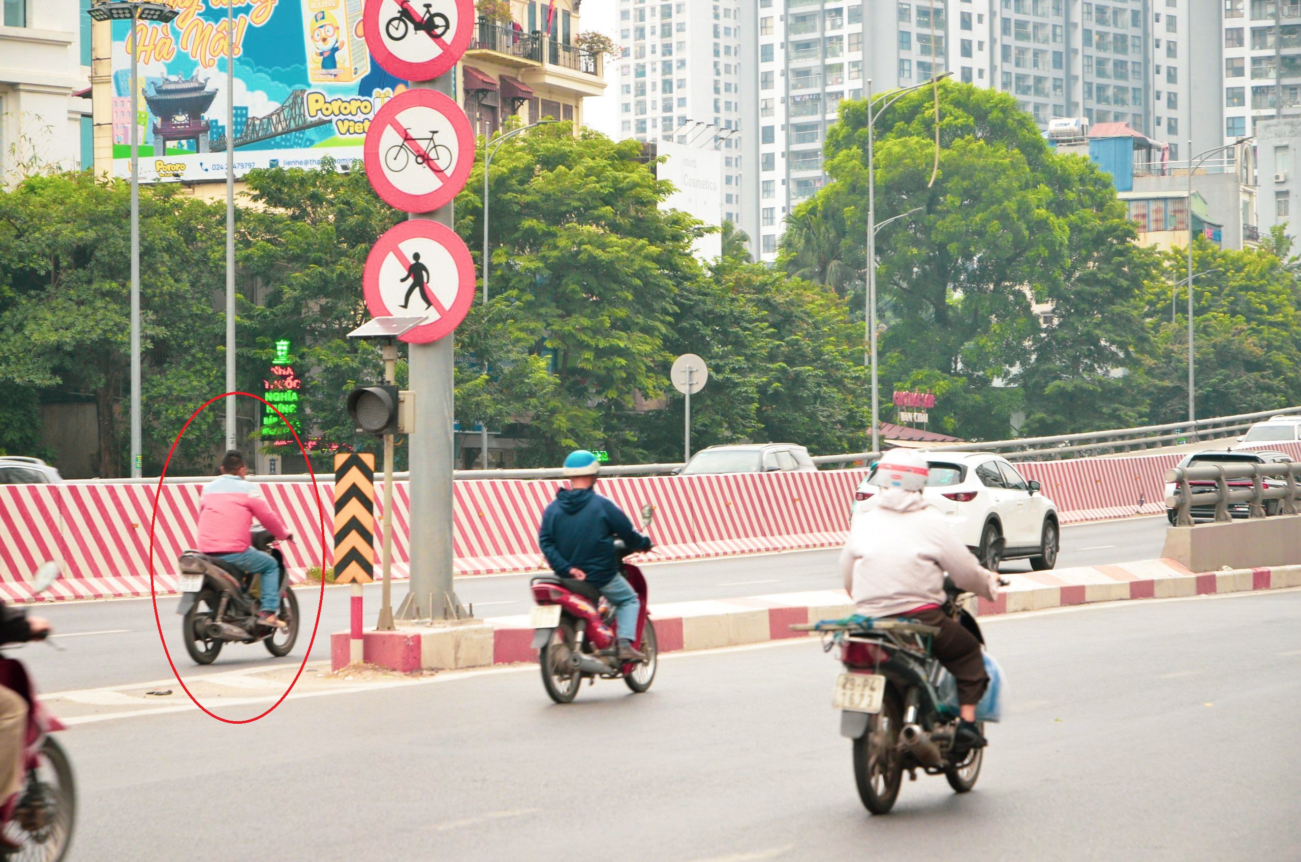 Mặc kệ biển cấm, nhiều xe máy bất chấp nguy hiểm đi vào đường Vành đai 2 trên cao - ảnh 2