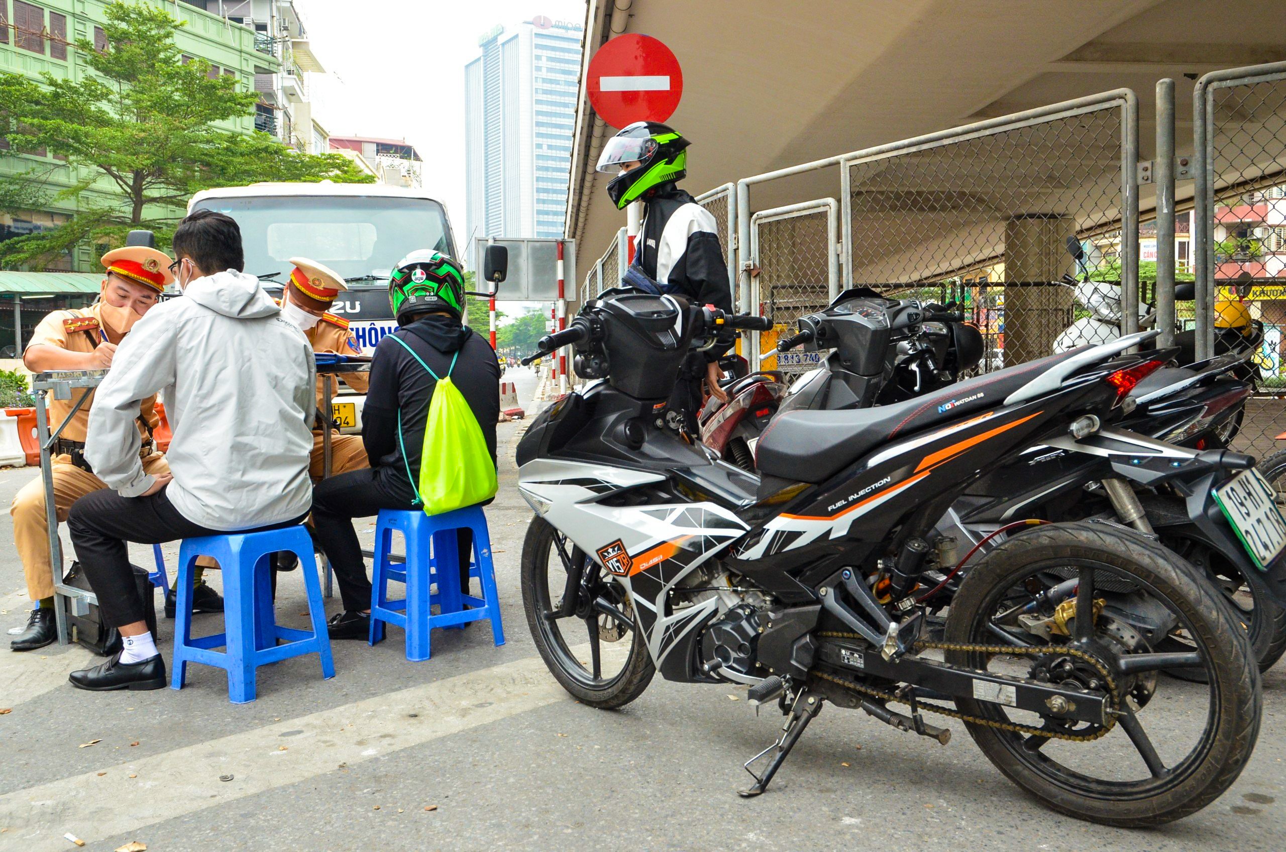Mặc kệ biển cấm, nhiều xe máy bất chấp nguy hiểm đi vào đường Vành đai 2 trên cao - ảnh 6