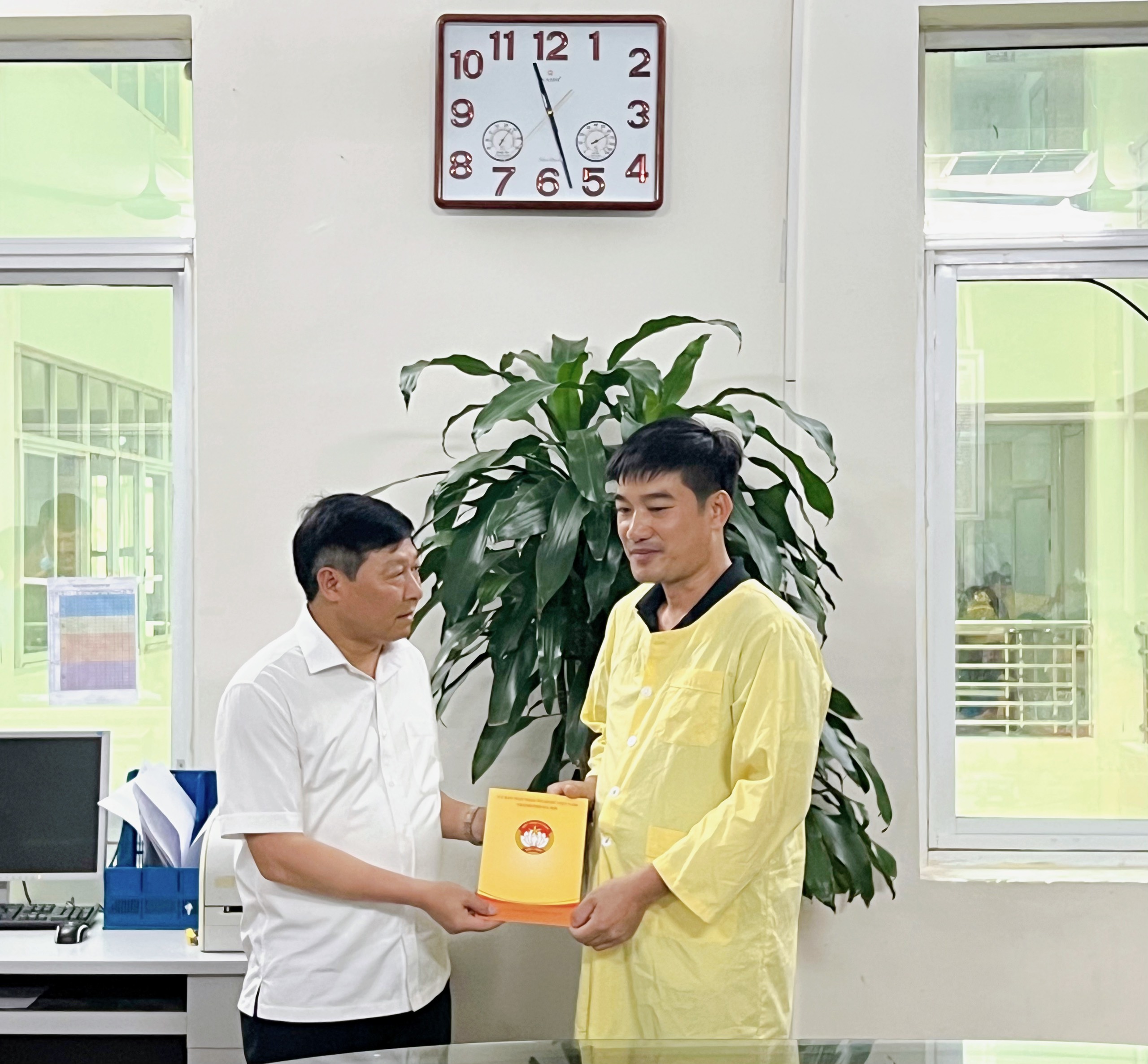 Lãnh đạo Ủy ban MTTTVN thành phố Hà nội thăm hỏi, động viên và trao hỗ trợ gia đình nạn nhân vụ cháy tại huện Thanh Trì - ảnh 2