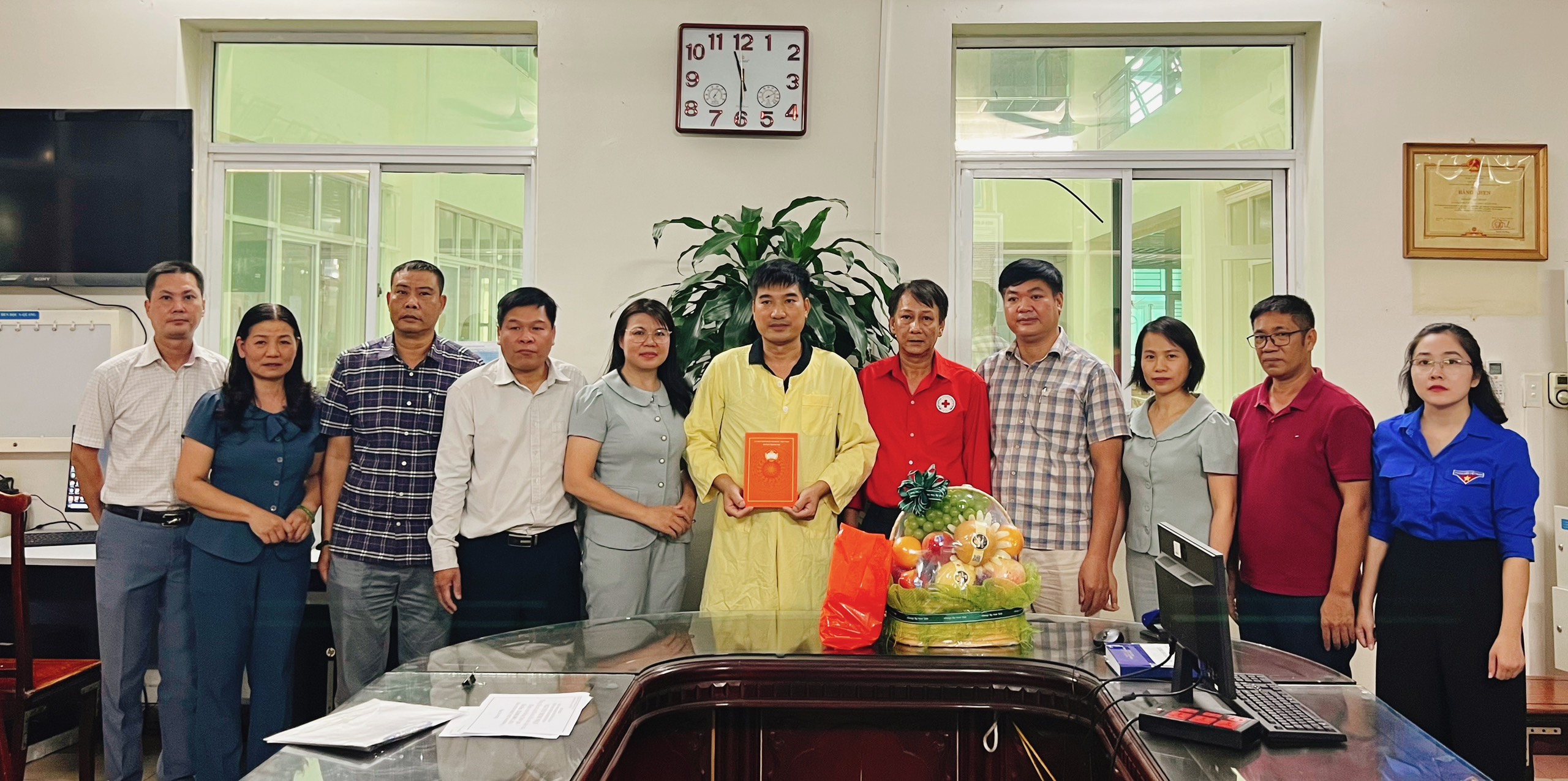 Lãnh đạo Ủy ban MTTTVN thành phố Hà nội thăm hỏi, động viên và trao hỗ trợ gia đình nạn nhân vụ cháy tại huện Thanh Trì - ảnh 1