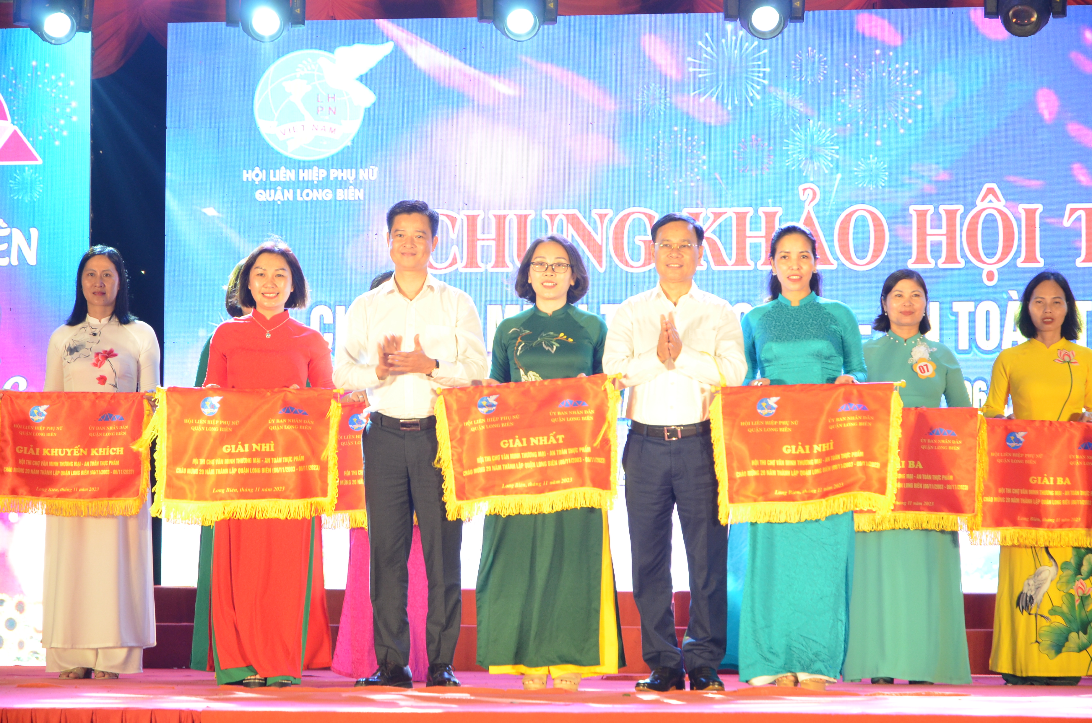 Hội LHPN quận Long Biên: Sôi nổi chung khảo Hội thi “Chợ văn minh thương mại – An toàn thực phẩm năm 2023 - ảnh 7