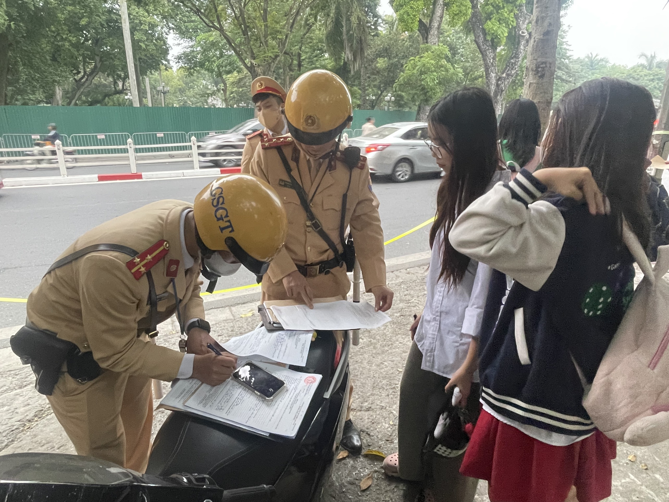 Học sinh Hà Nội liên tục vi phạm luật giao thông - ảnh 2