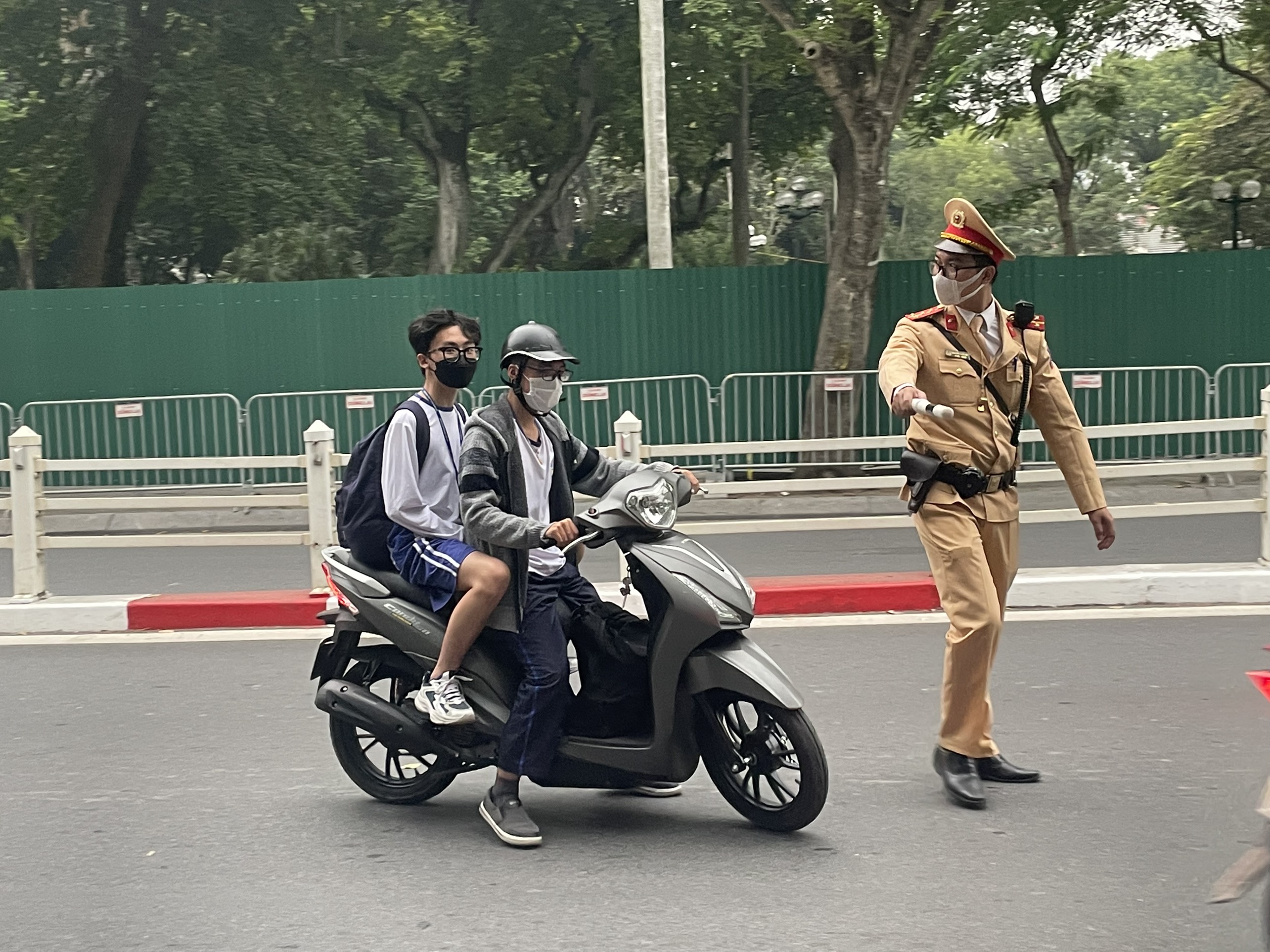 Học sinh Hà Nội liên tục vi phạm luật giao thông - ảnh 1