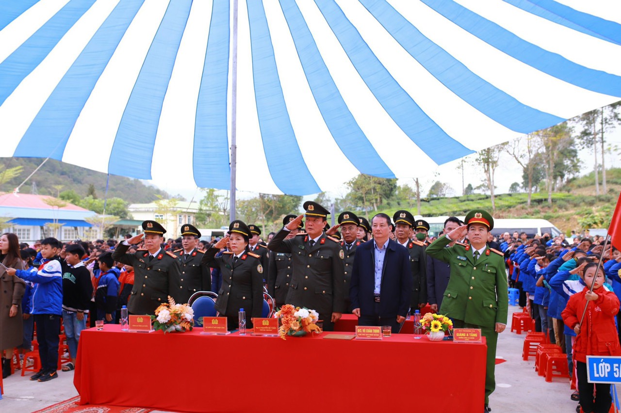 Mang hơi ấm về với vùng cao - ảnh 1