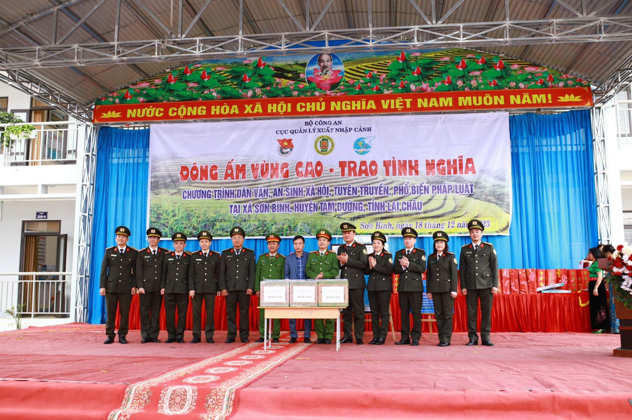 Mang hơi ấm về với vùng cao - ảnh 3