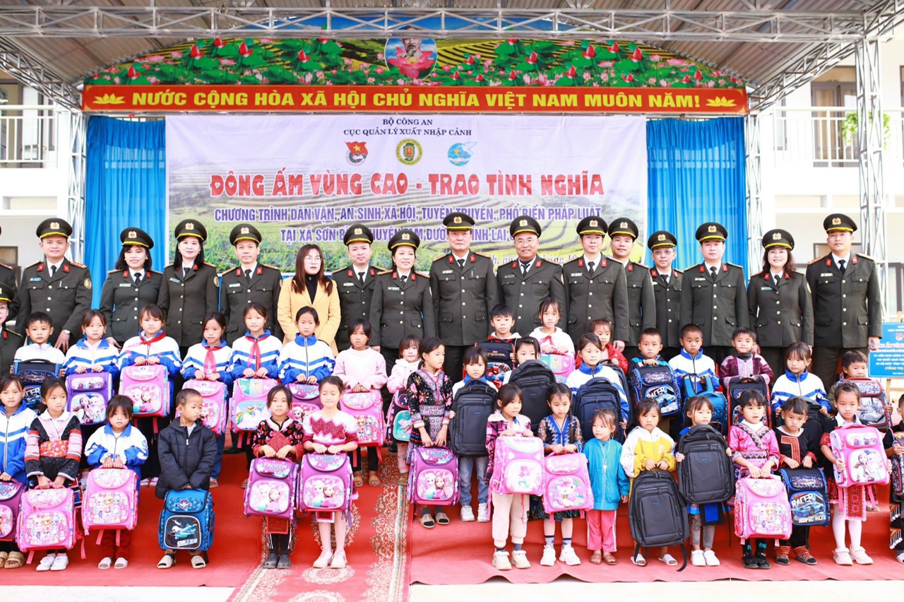 Mang hơi ấm về với vùng cao - ảnh 5