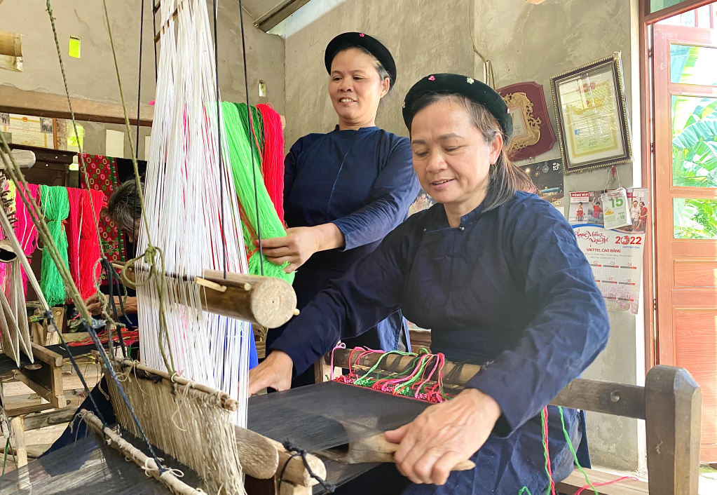 Kỹ thuật dệt thổ cẩm bảo tồn văn hóa truyền thống của người Tày Cao Bằng - ảnh 1