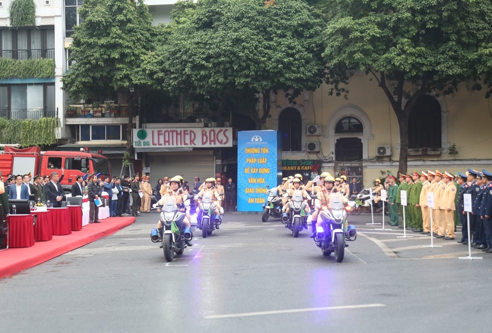 Hà Nội ra quân thực hiện năm an toàn giao thông 2024 - ảnh 1