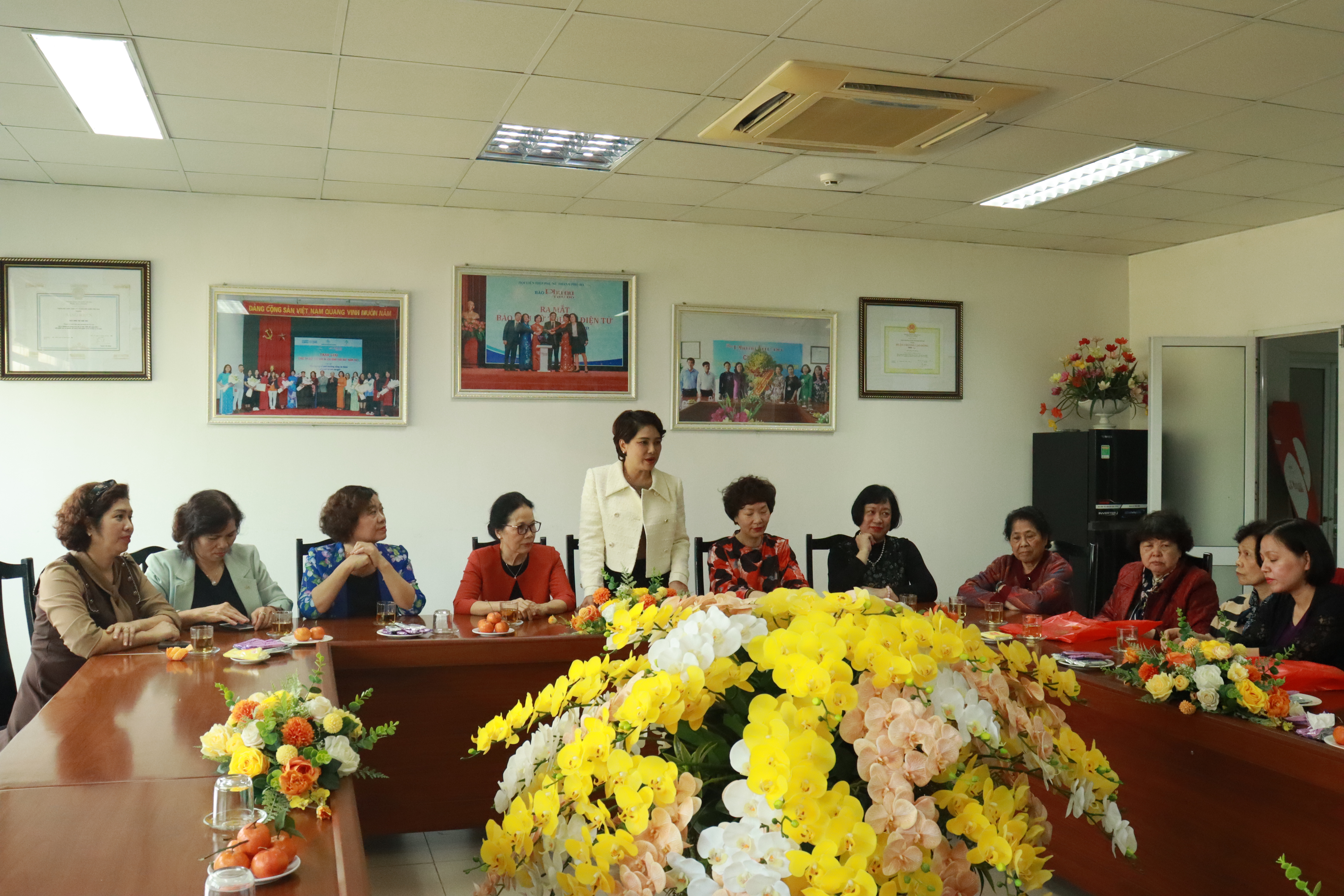 Thăm hỏi, gặp mặt cán bộ hưu trí cơ quan Hội LHPN Hà Nội nhân dịp Xuân Giáp Thìn 2024 - ảnh 7