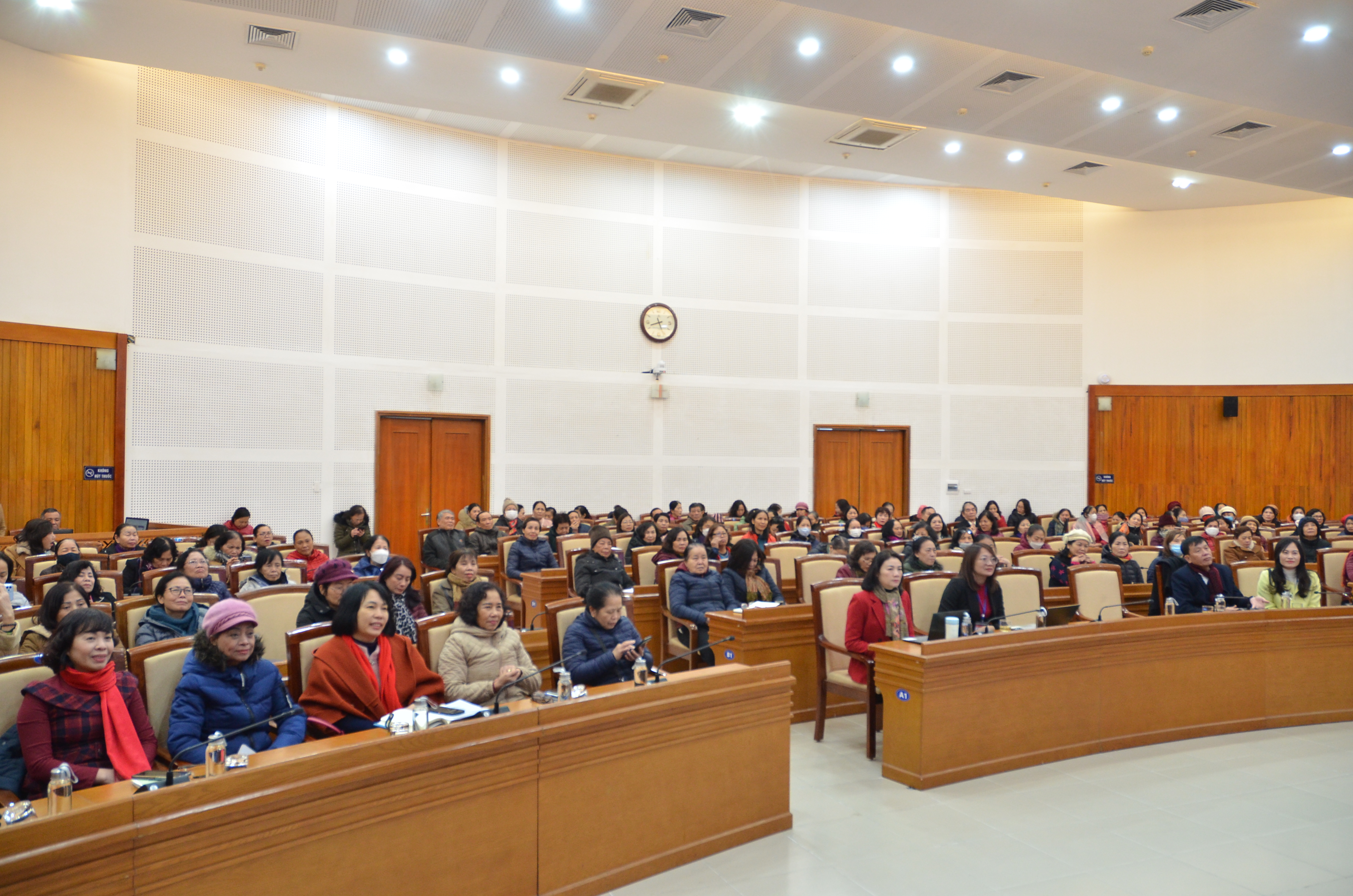 Phát huy vai trò phụ nữ Thủ đô xây dựng thành phố hòa bình, sáng tạo - ảnh 1