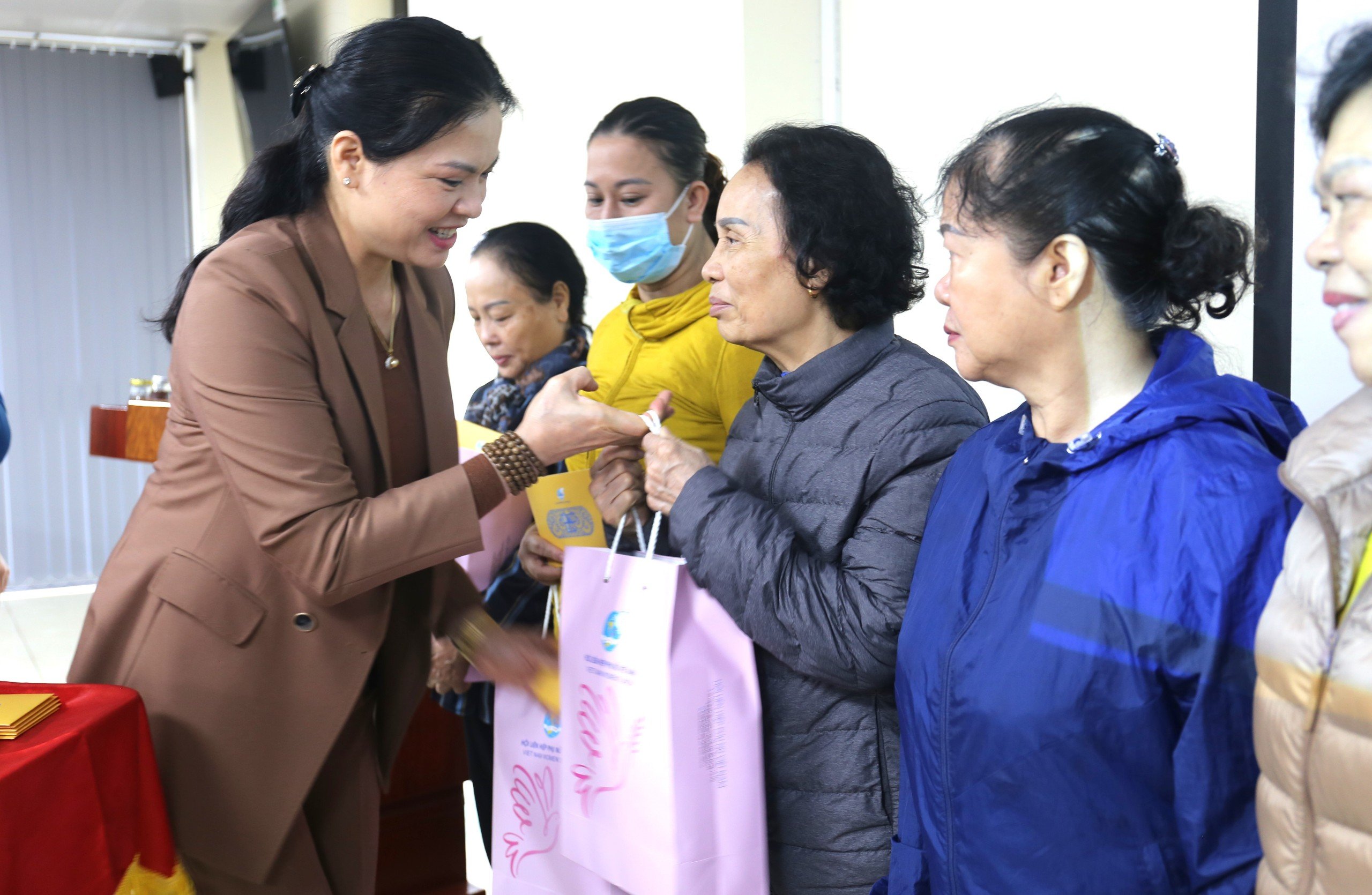 Trung ương Hội LHPN Việt Nam tặng quà Tết cho phụ nữ có hoàn cảnh khó khăn tại quận Hai Bà Trưng - ảnh 2