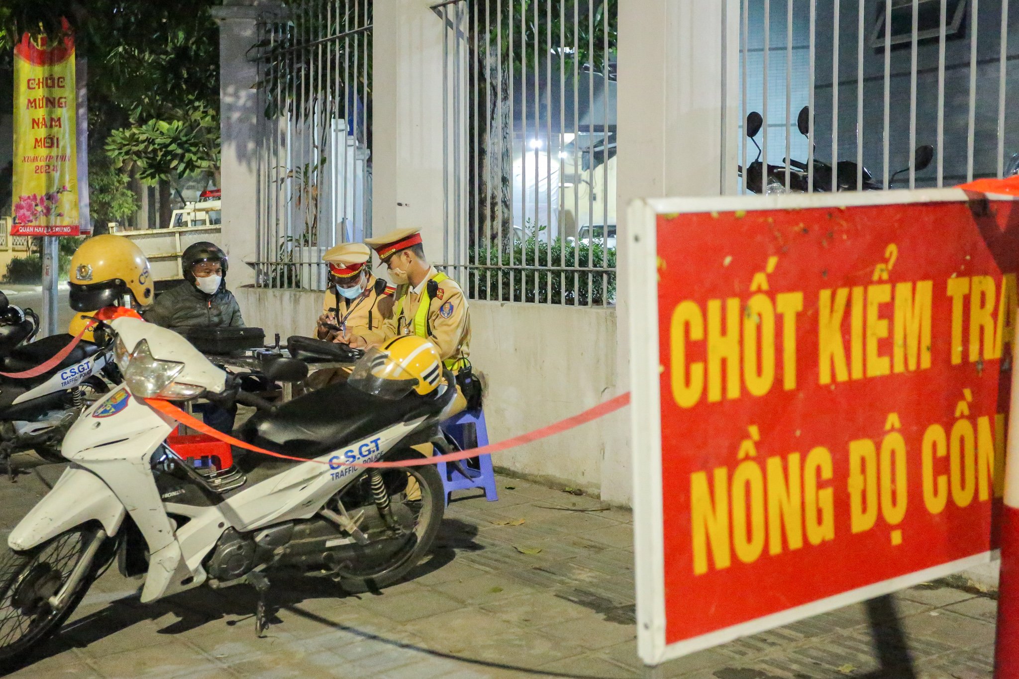 Hà Nội: Sau tiệc tất niên, nhiều “ma men” bị phạt hàng triệu đồng khi ra đường - ảnh 1