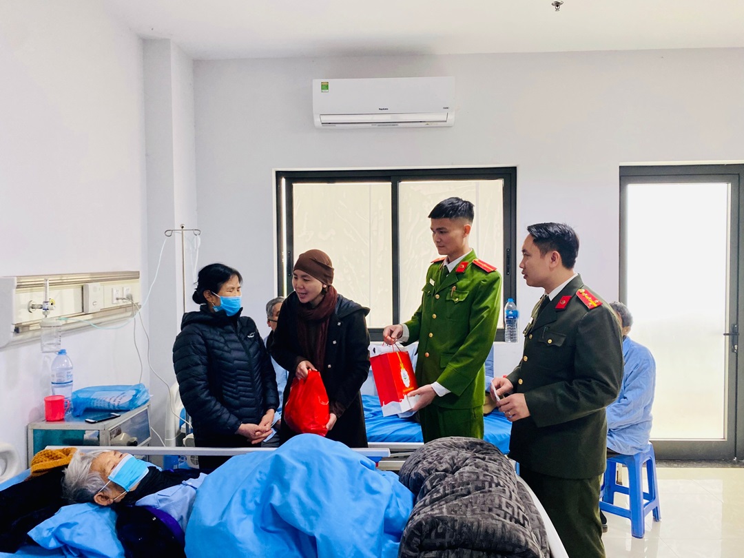 Mang Tết đến với những bệnh nhân có hoàn cảnh khó khăn tại Bệnh viên Đa khoa huyện Ba Vì - ảnh 1