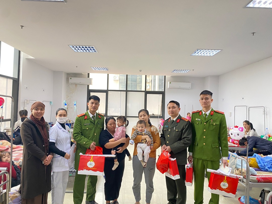 Mang Tết đến với những bệnh nhân có hoàn cảnh khó khăn tại Bệnh viên Đa khoa huyện Ba Vì - ảnh 2