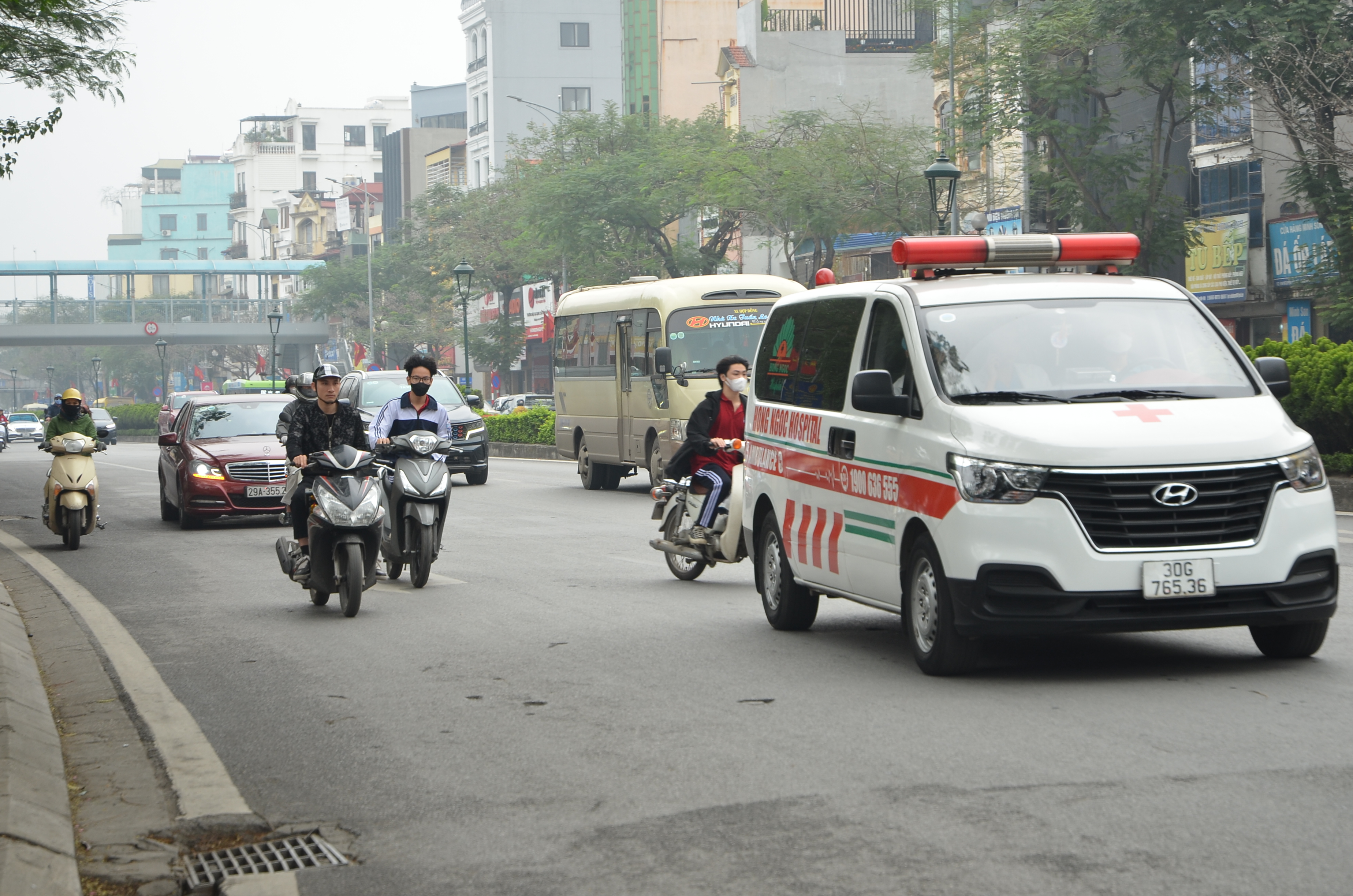 Coi thường tính mạng, nhiều học sinh “đầu trần” tới trường - ảnh 10