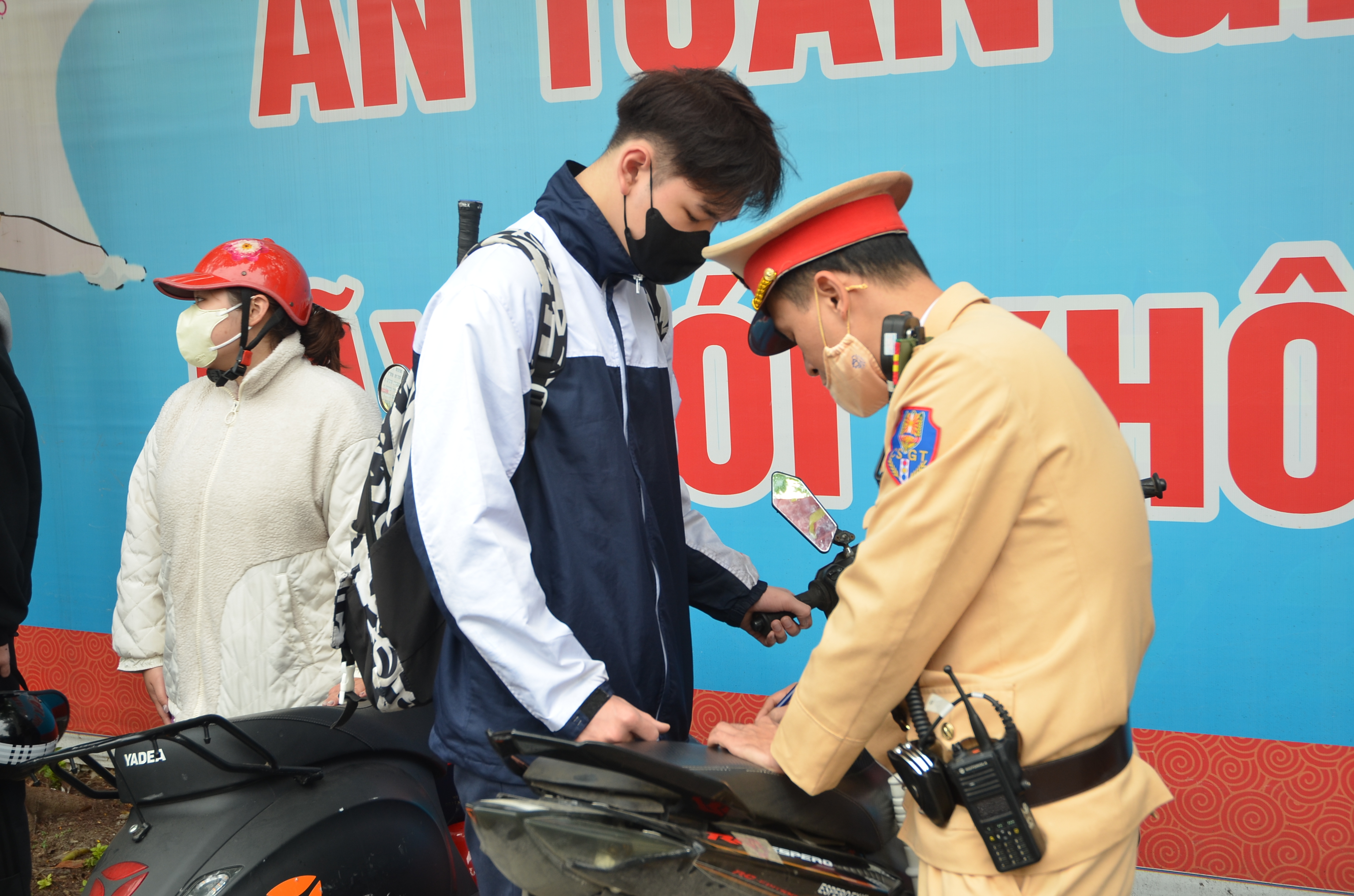 Coi thường tính mạng, nhiều học sinh “đầu trần” tới trường - ảnh 3