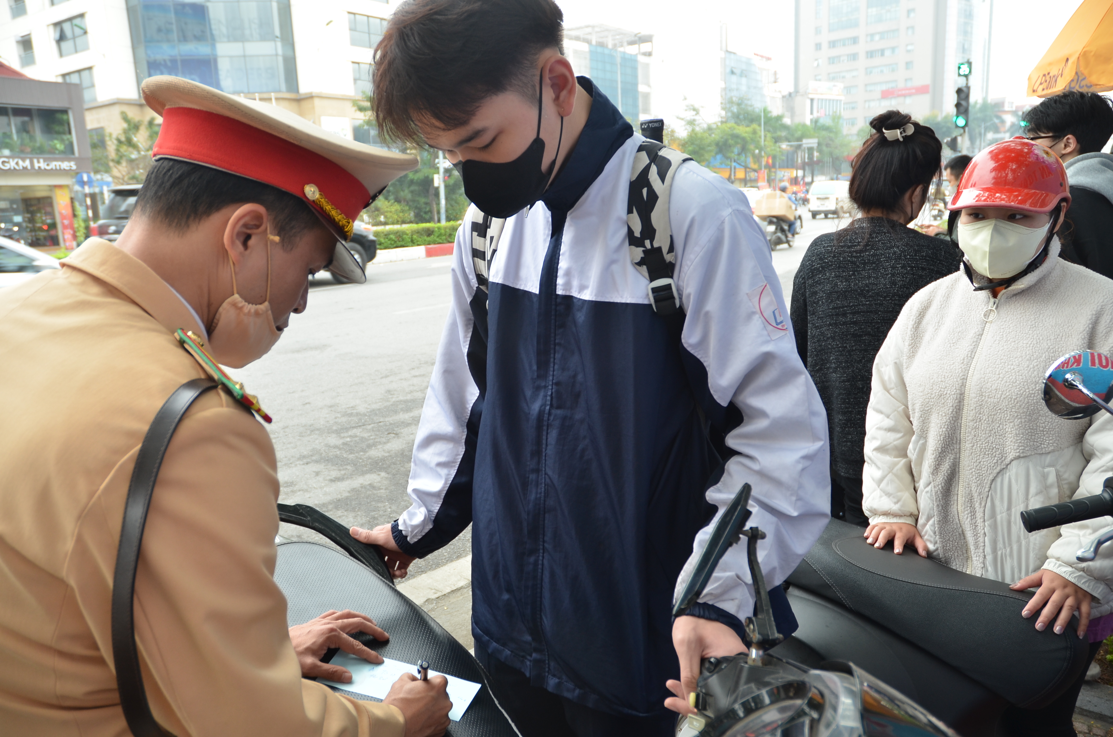 Coi thường tính mạng, nhiều học sinh “đầu trần” tới trường - ảnh 4