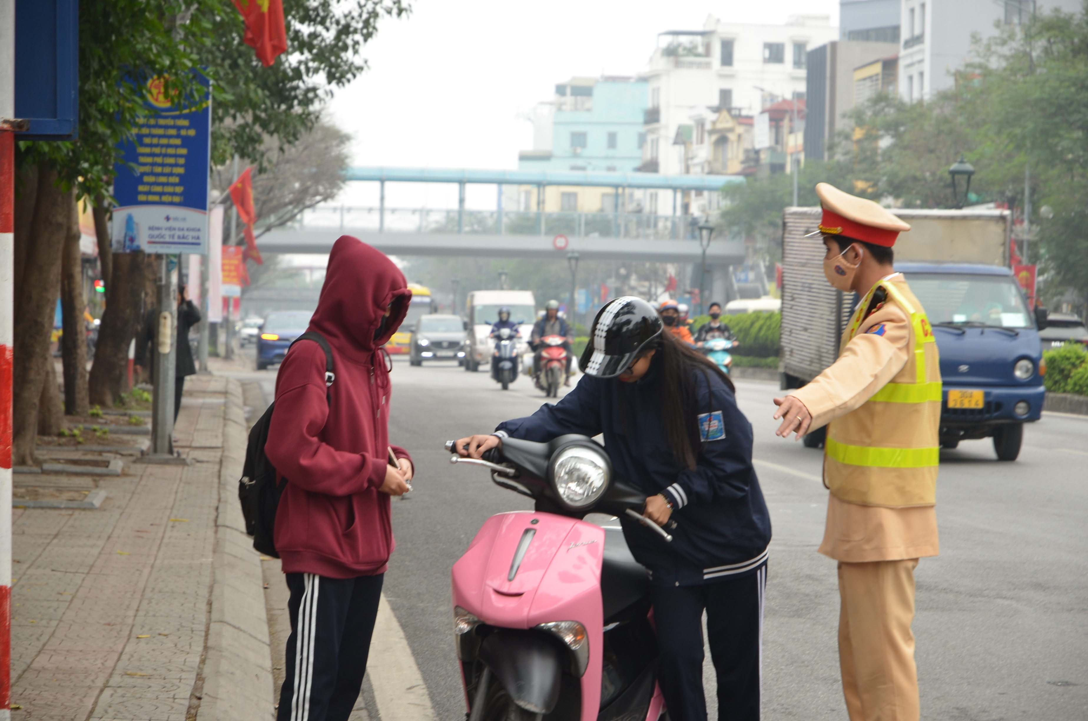 Coi thường tính mạng, nhiều học sinh “đầu trần” tới trường - ảnh 5