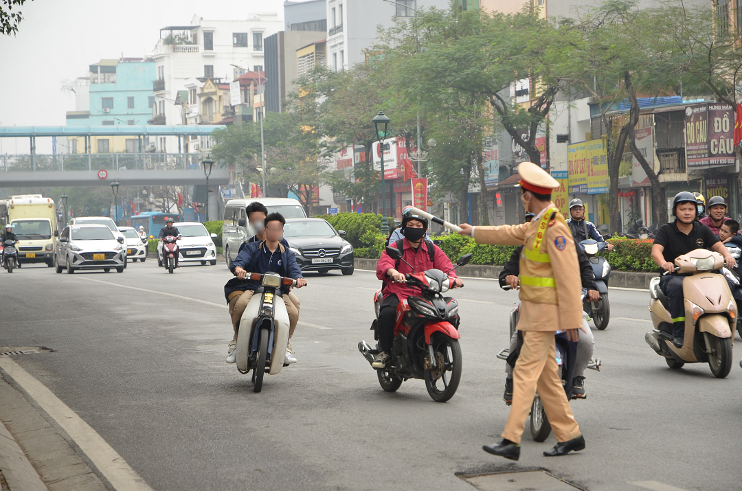 Coi thường tính mạng, nhiều học sinh “đầu trần” tới trường - ảnh 7