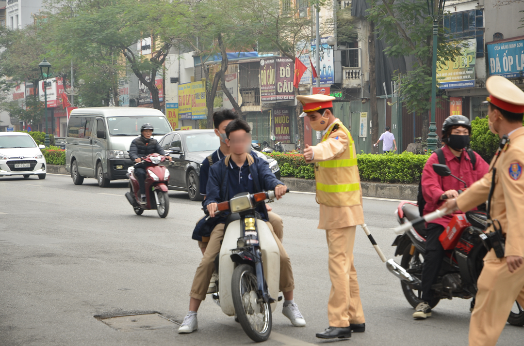 Coi thường tính mạng, nhiều học sinh “đầu trần” tới trường - ảnh 8