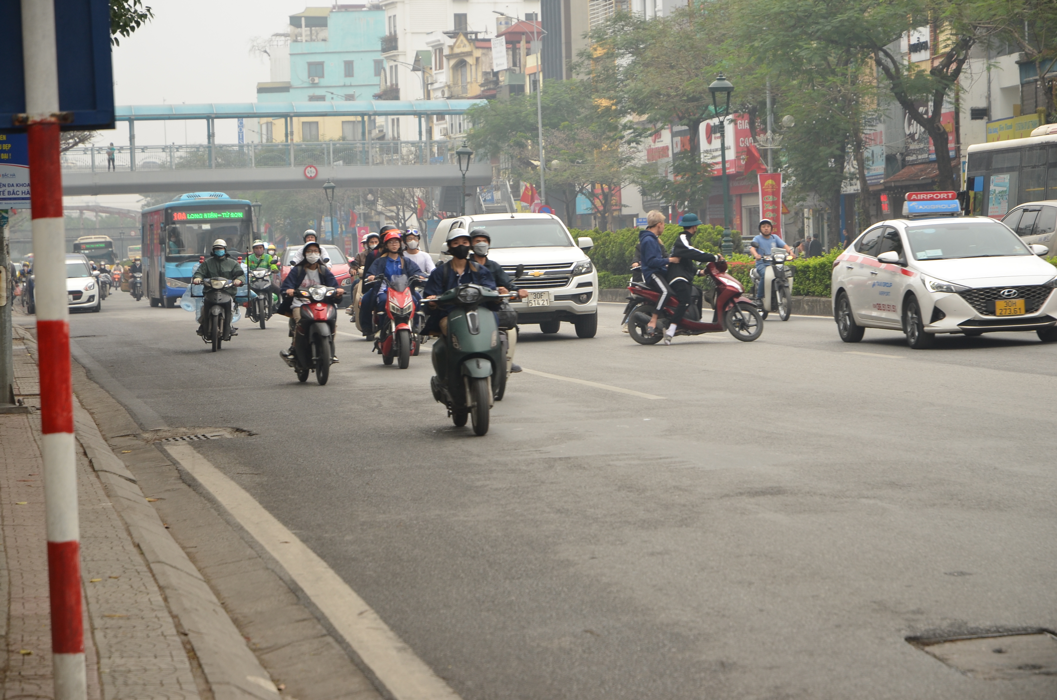 Coi thường tính mạng, nhiều học sinh “đầu trần” tới trường - ảnh 9
