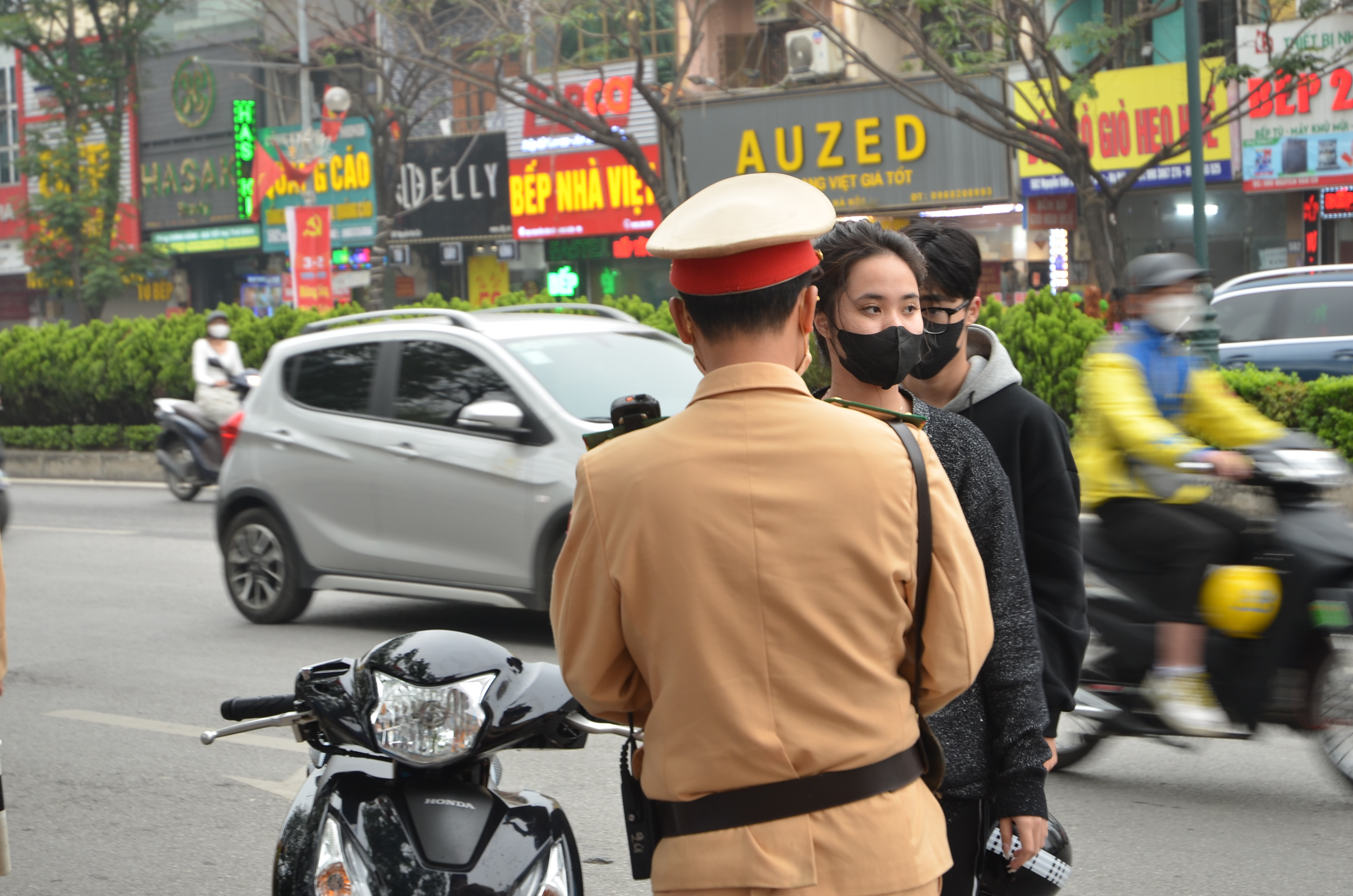 Coi thường tính mạng, nhiều học sinh “đầu trần” tới trường - ảnh 12
