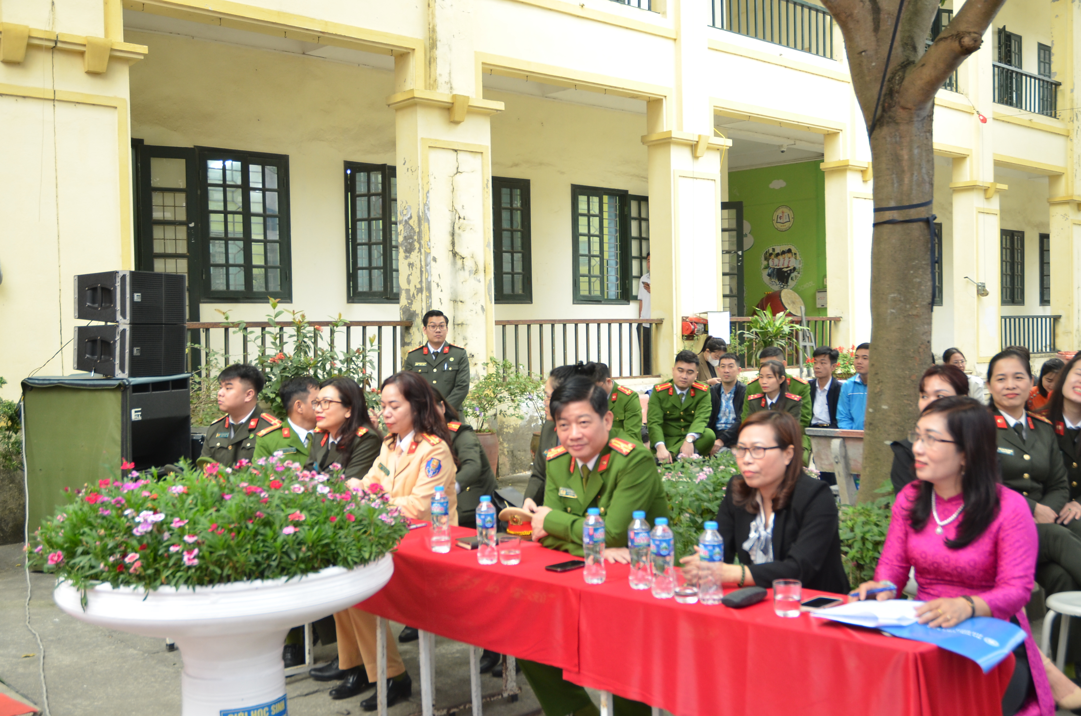 Mối nguy hiểm ngay phía ngoài cổng trường - ảnh 1
