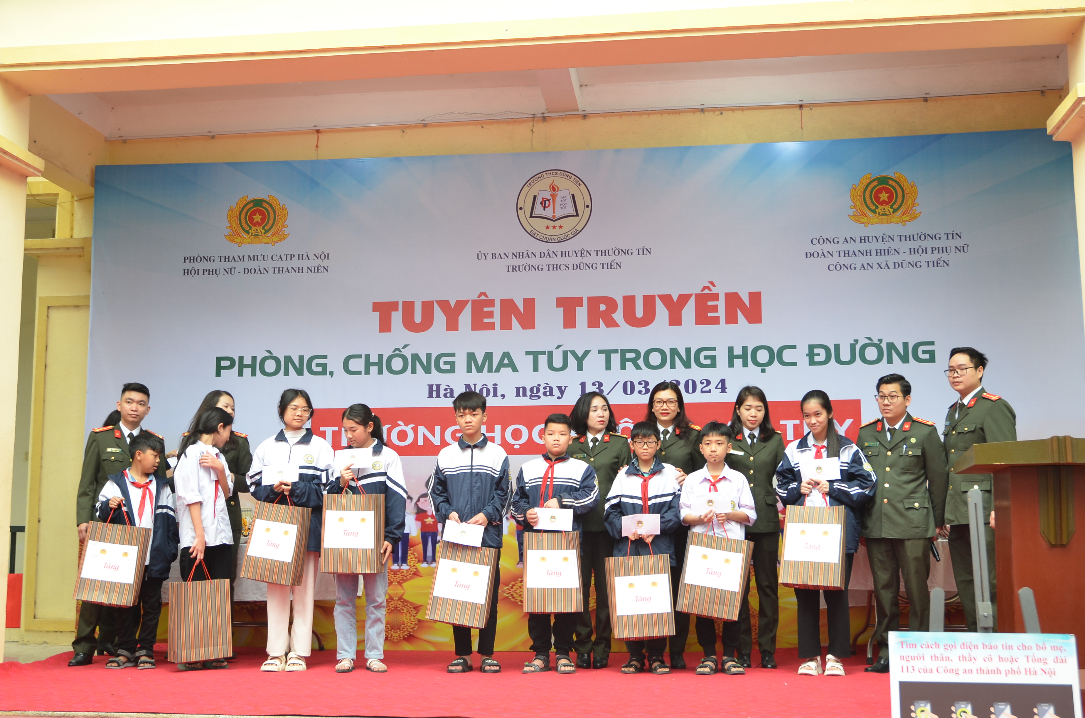 Mối nguy hiểm ngay phía ngoài cổng trường - ảnh 2
