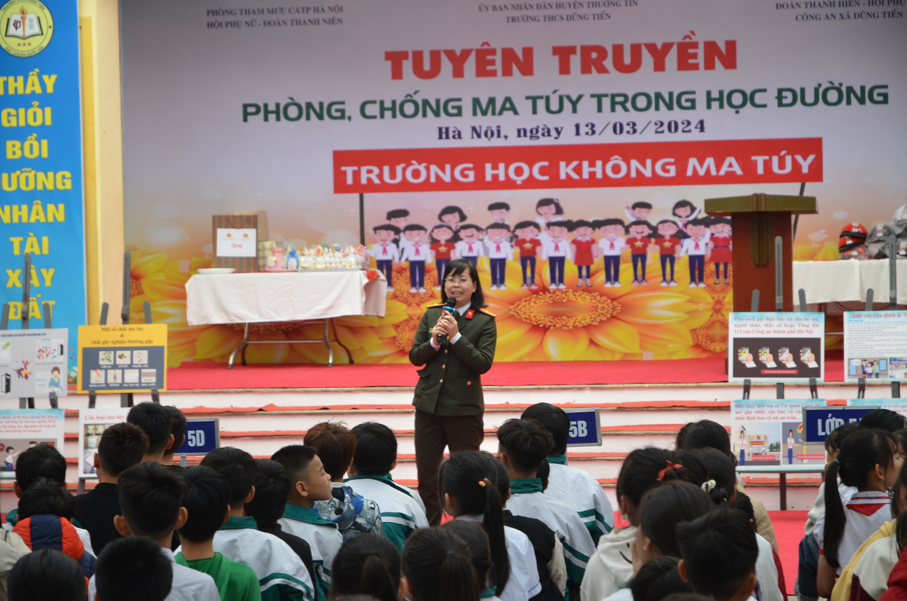 Mối nguy hiểm ngay phía ngoài cổng trường - ảnh 4
