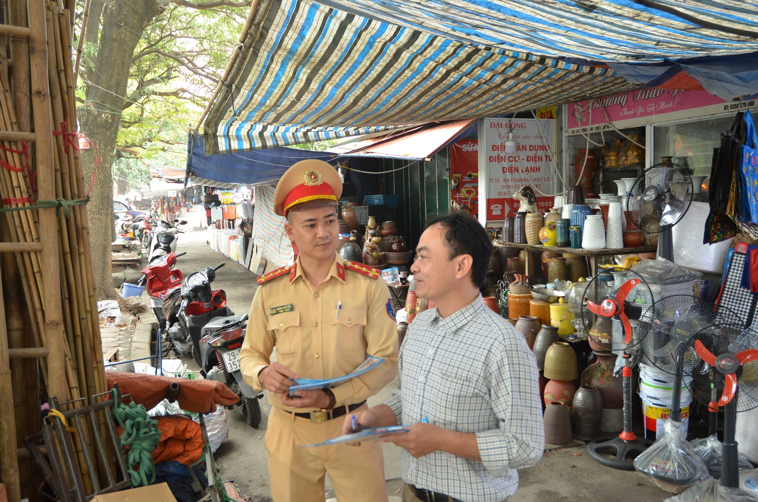 Tuyên truyền không sử dụng xe ba bánh, xe tự chế chở hàng cồng kềnh - ảnh 2