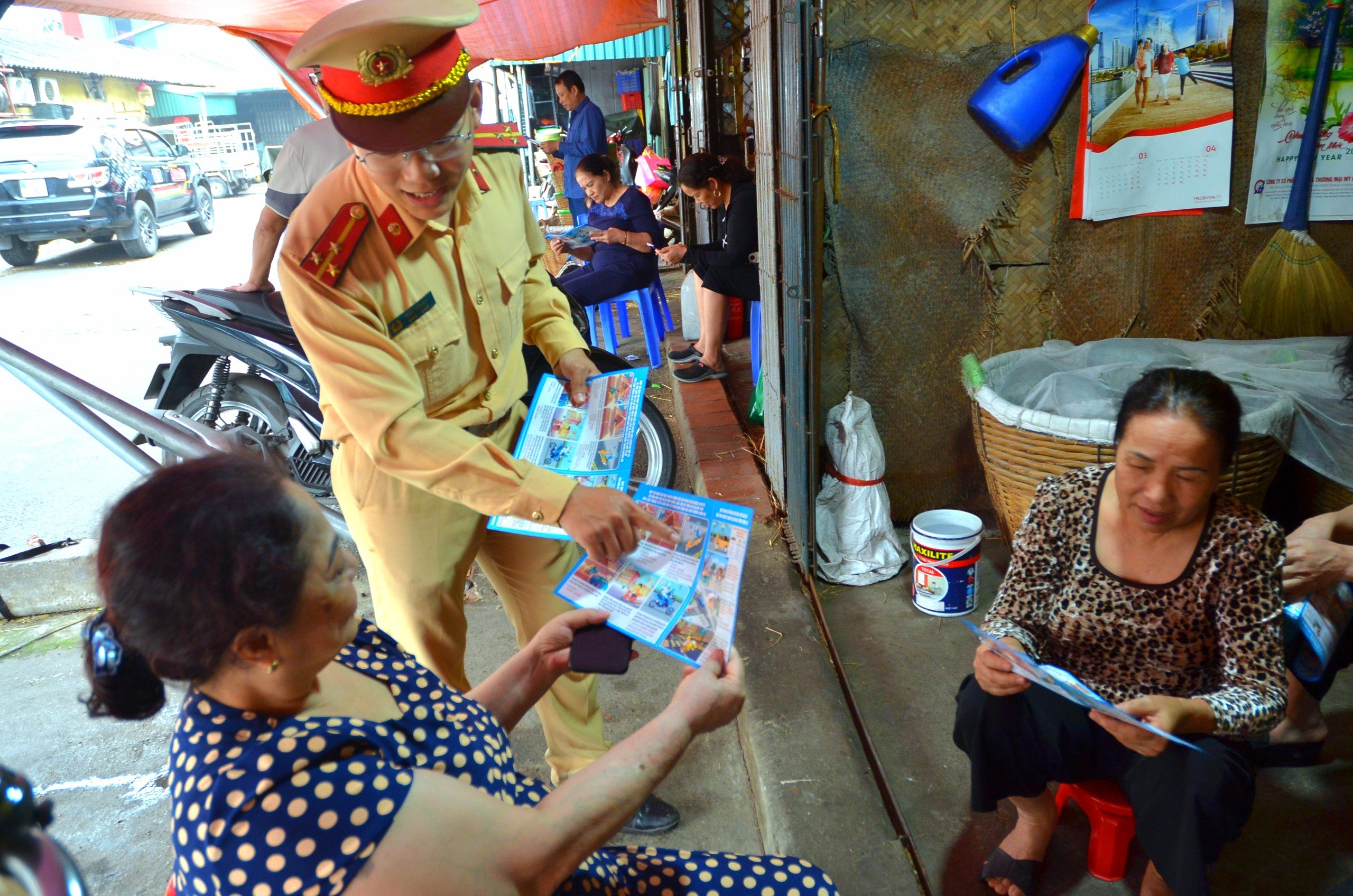 Tuyên truyền không sử dụng xe ba bánh, xe tự chế chở hàng cồng kềnh - ảnh 7