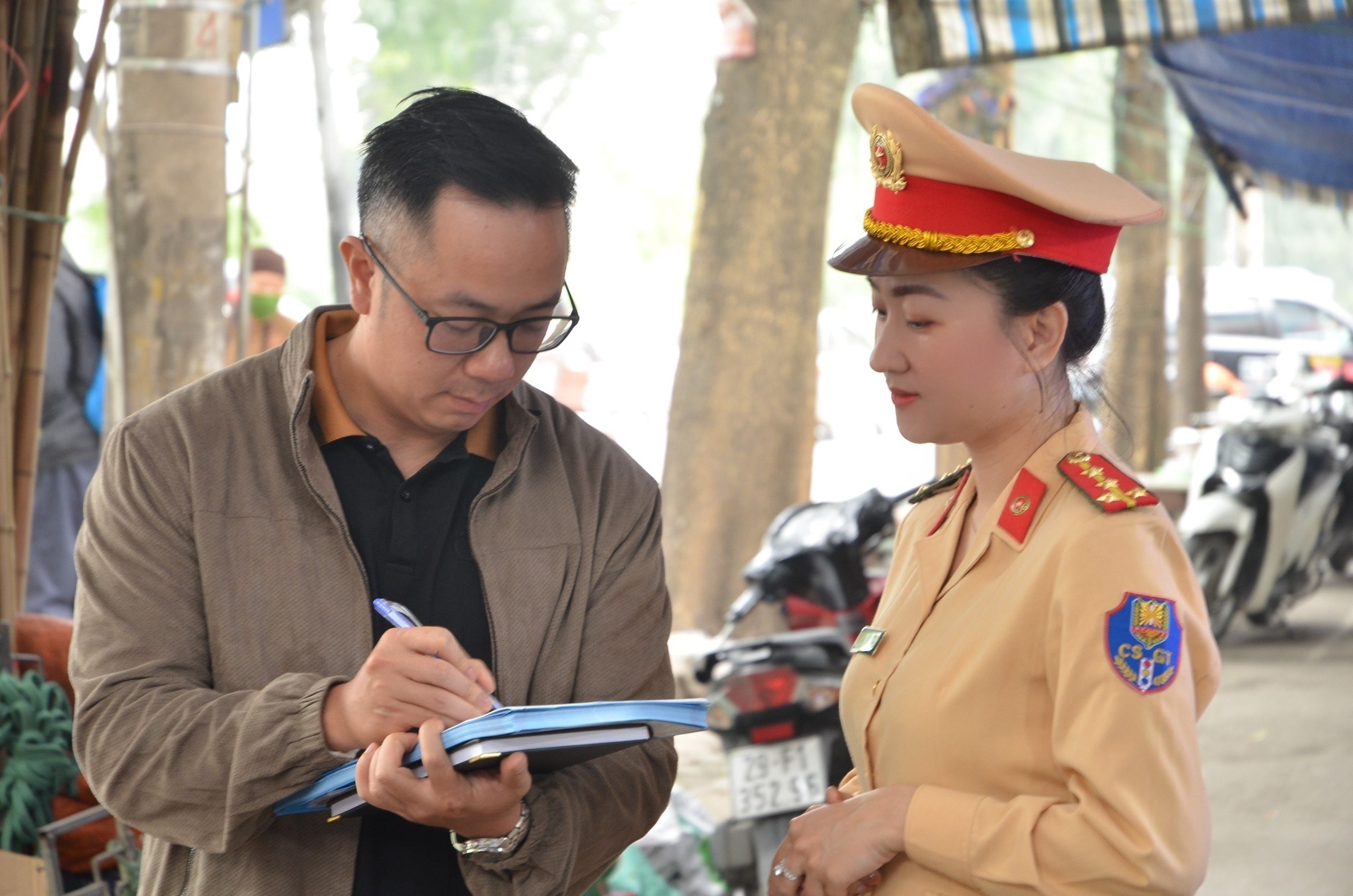 Tuyên truyền không sử dụng xe ba bánh, xe tự chế chở hàng cồng kềnh - ảnh 3