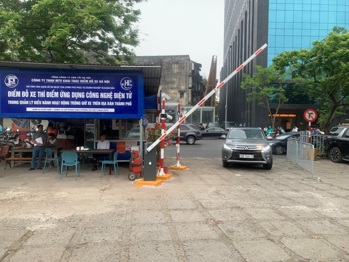 Hà Nội thí điểm gửi xe không tiền mặt - ảnh 1