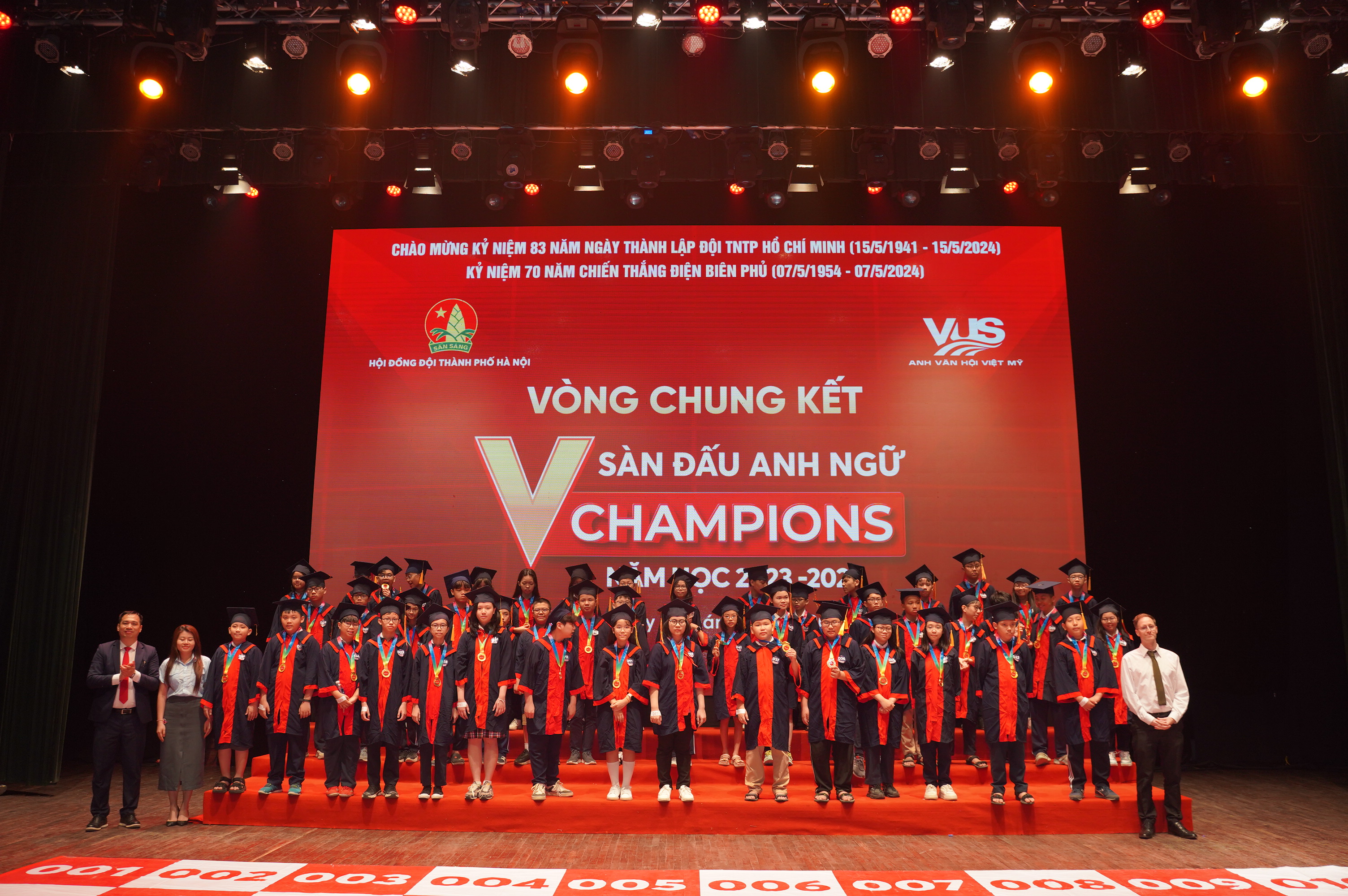 Sôi nổi cuộc thi Chung kết “Sàn đấu Anh ngữ V - Champions” năm học 2023 - 2024“ - ảnh 1