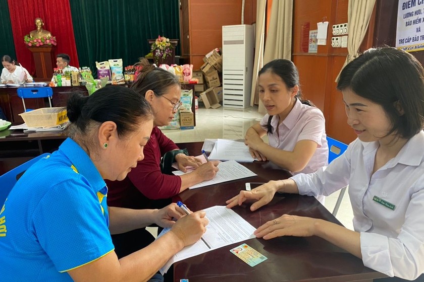 Hà Nội trả lương hưu, trợ cấp bảo hiểm qua thanh toán không dùng tiền mặt - ảnh 1