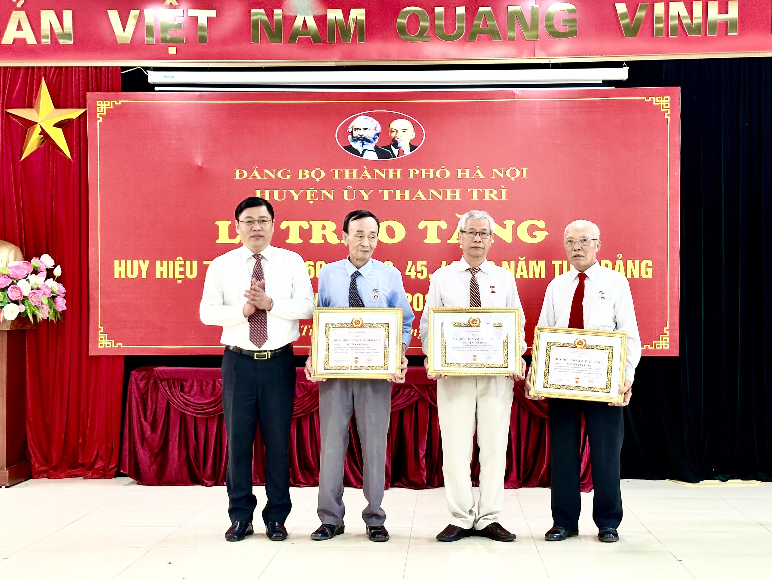Trao tặng huy hiệu cho các Đảng viên lão thành - ảnh 2