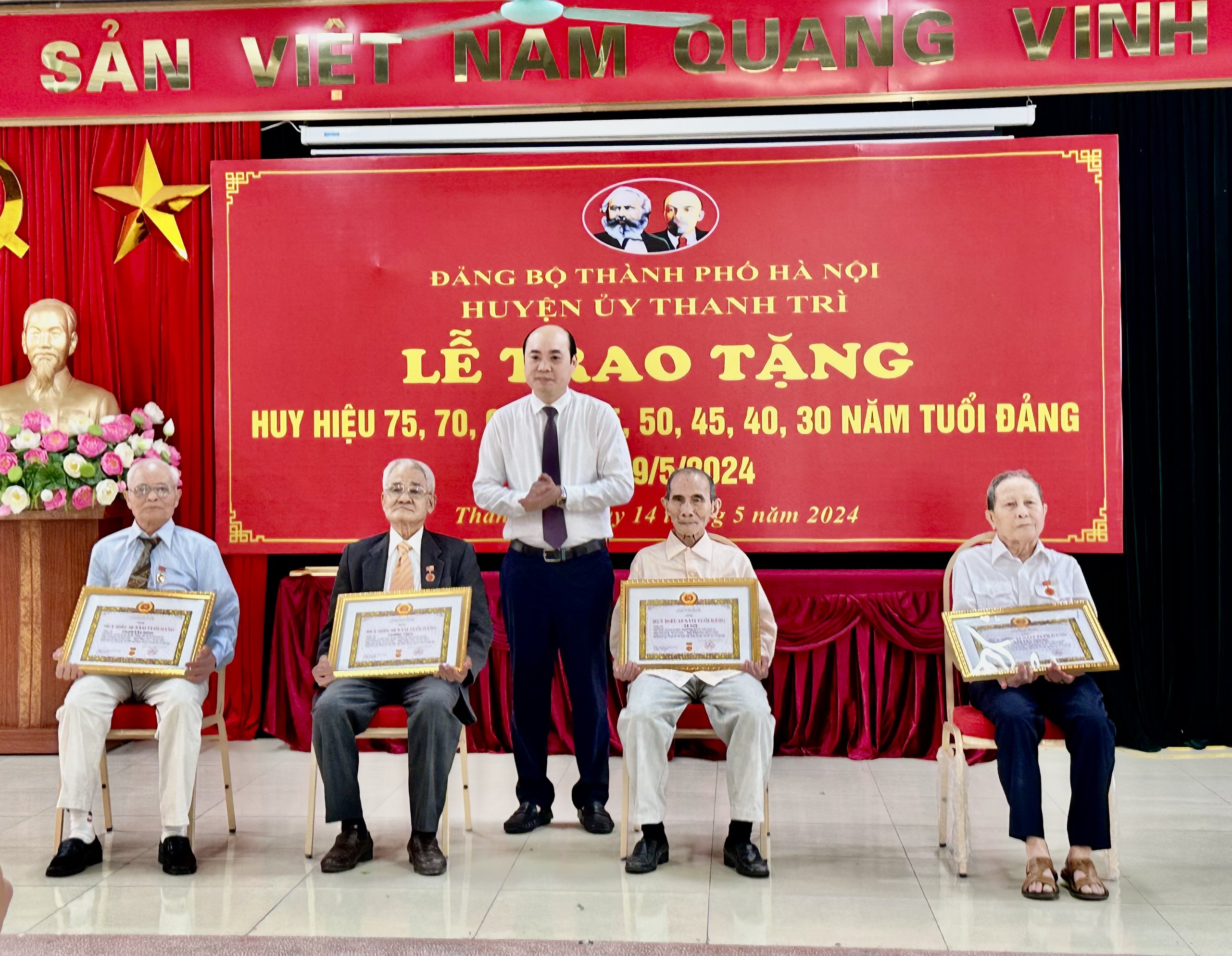 Trao tặng huy hiệu cho các Đảng viên lão thành - ảnh 1