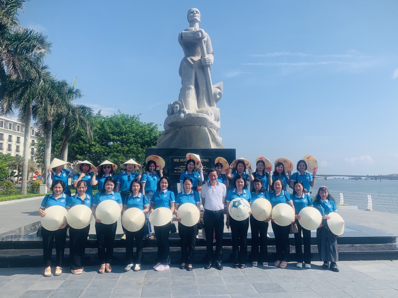 Hội LHPN huyện Thanh Trì tổ chức giáo dục truyền thống tại Quảng Bình và Thừa Thiên Huế - ảnh 6