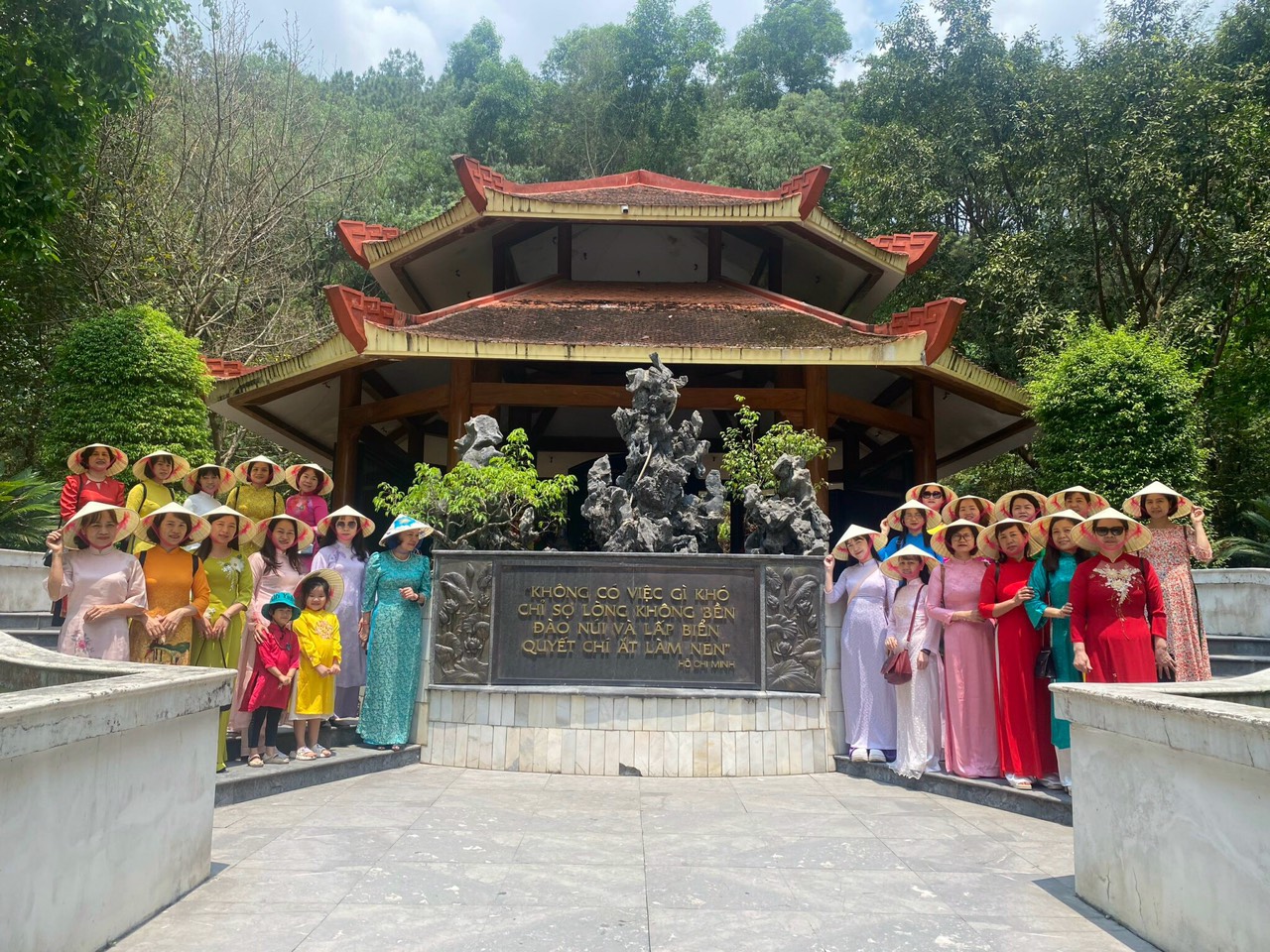 Hội LHPN huyện Thanh Trì tổ chức giáo dục truyền thống tại Quảng Bình và Thừa Thiên Huế - ảnh 5