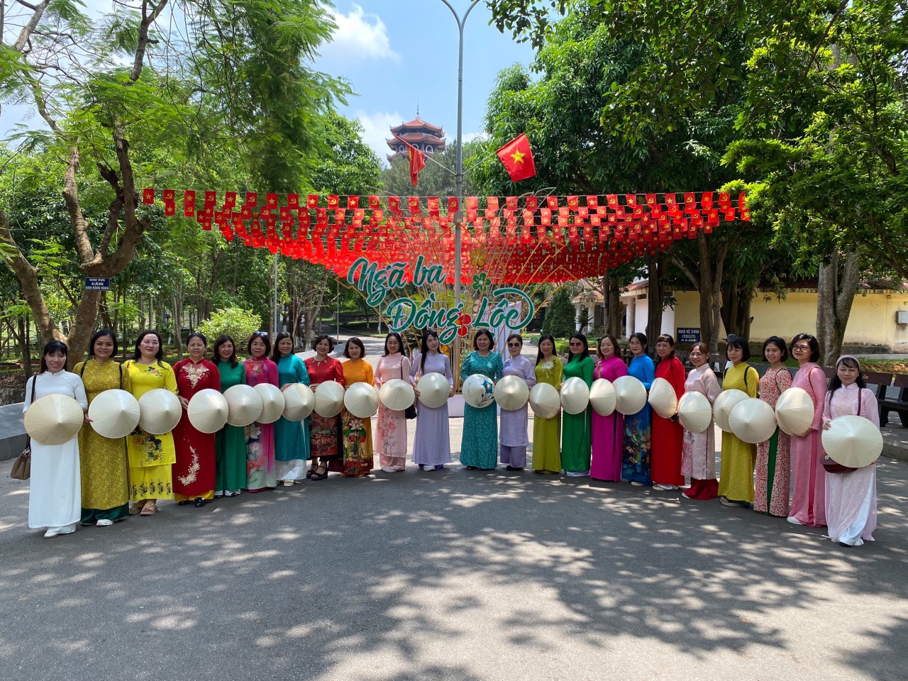 Hội LHPN huyện Thanh Trì tổ chức giáo dục truyền thống tại Quảng Bình và Thừa Thiên Huế - ảnh 4